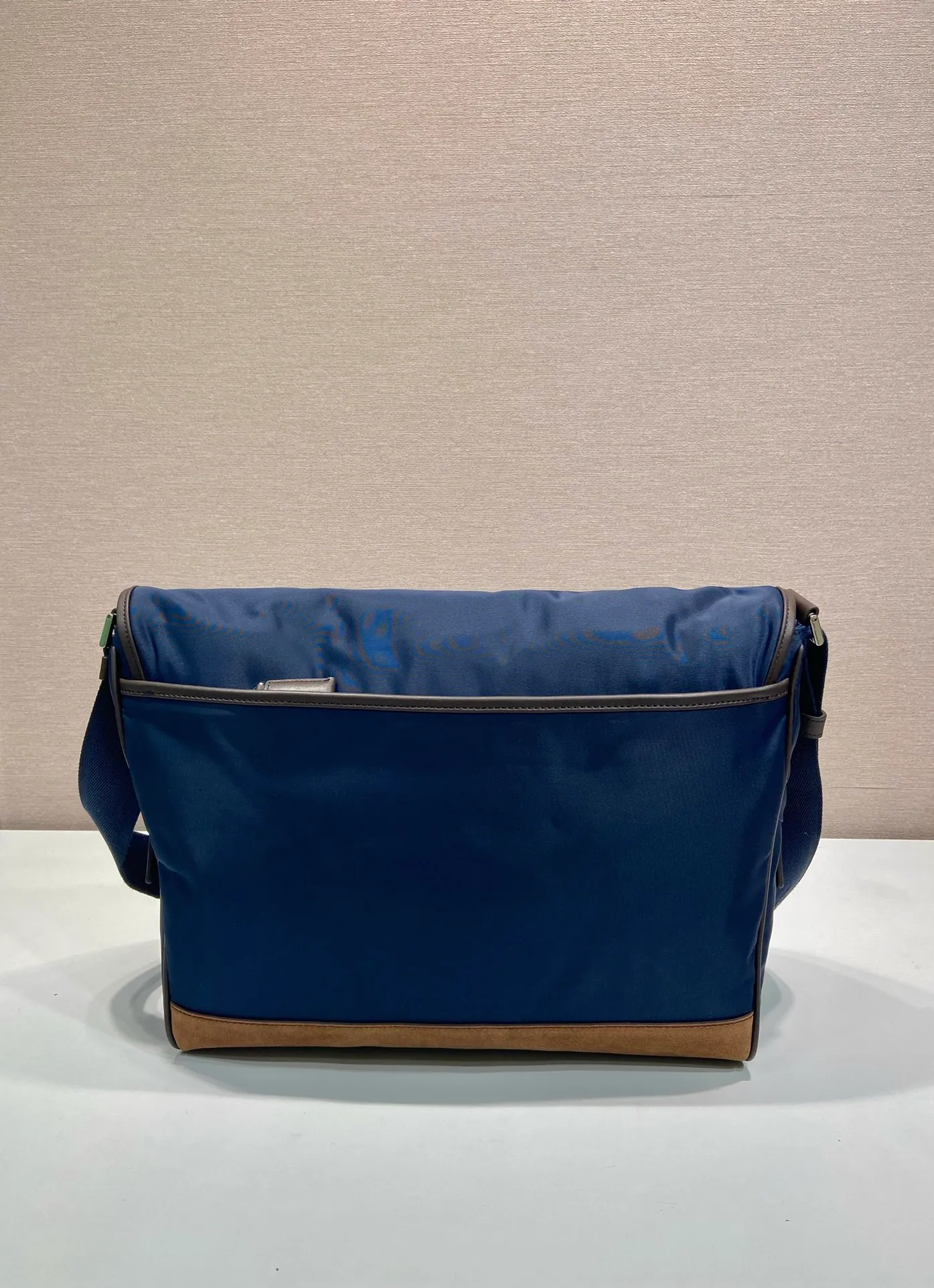 💰1360🎉New messenger bag🎉2VD052 large size🎉🎉 This messenger bag adopts a sports style design, decorated with suede details/calfskin/imported nylon fabric, large capacity, and equipped with an adjustable shoulder strap. Showcase a flexible and versatile modern style. The colors are mixed and matched, very fashionable and beautiful😘😘Handsome guys, hurry up and get it🎉🎉 Length 34x Height 29.5x Bottom 14.5cm🎉🎉🎉💰💰💰