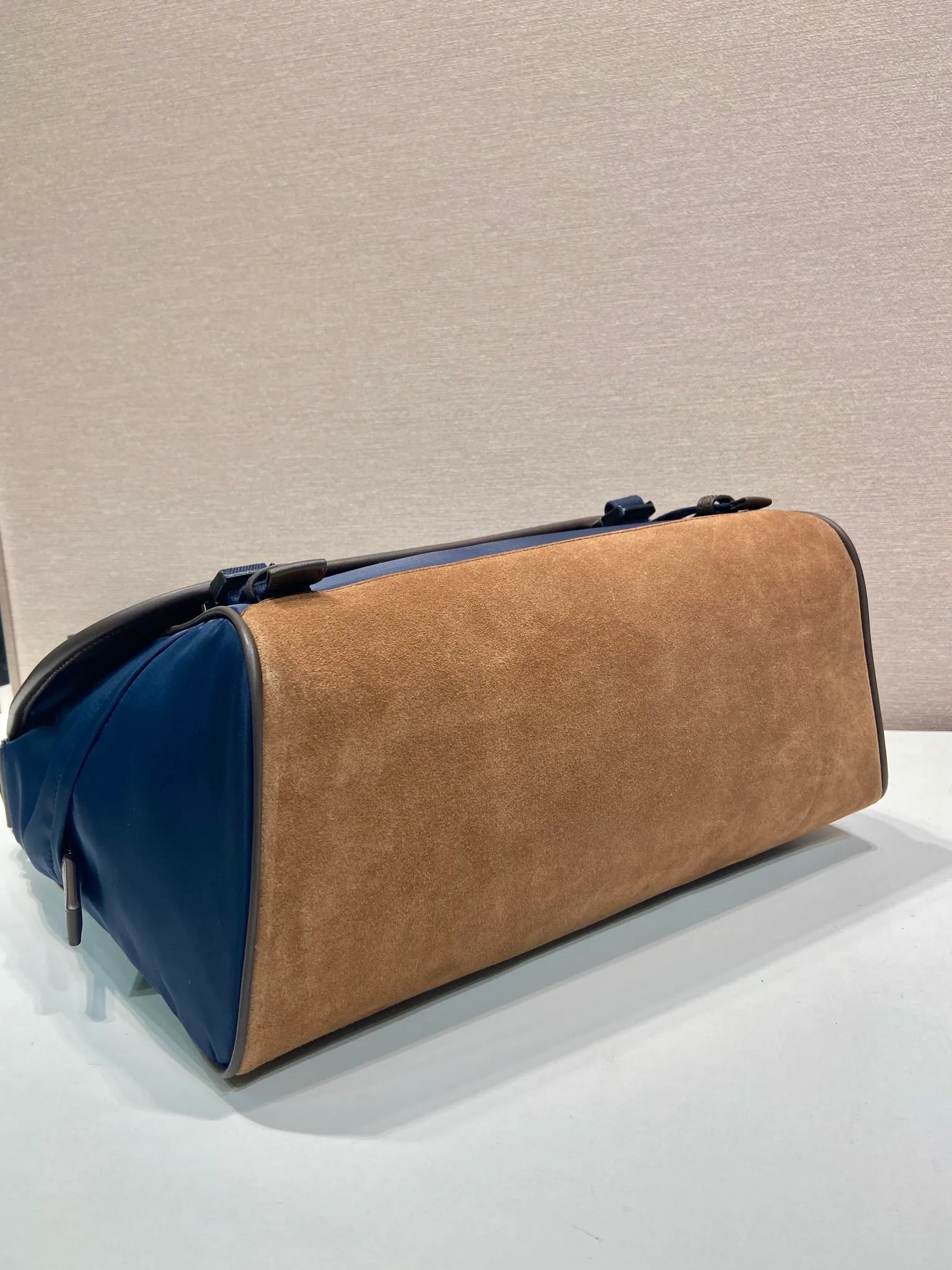💰1360🎉New messenger bag🎉2VD052 large size🎉🎉 This messenger bag adopts a sports style design, decorated with suede details/calfskin/imported nylon fabric, large capacity, and equipped with an adjustable shoulder strap. Showcase a flexible and versatile modern style. The colors are mixed and matched, very fashionable and beautiful😘😘Handsome guys, hurry up and get it🎉🎉 Length 34x Height 29.5x Bottom 14.5cm🎉🎉🎉💰💰💰
