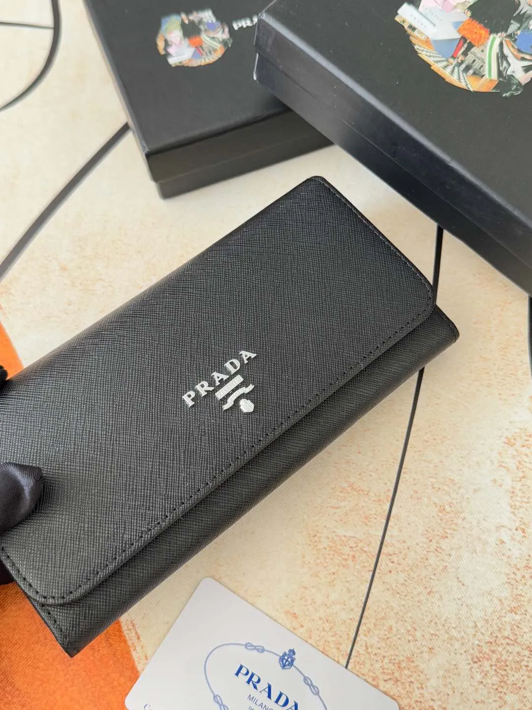 💰180💰Exclusive background hot model shipped: 💝 💝 Prada counter quality real shot [strong]! Model: LM1132 loose letter mark/gold hardware, original quality Leather: original cross pattern Colors are complete as shown in the picture ✌✌✌✌Length 19 Width 10 Height 2cm