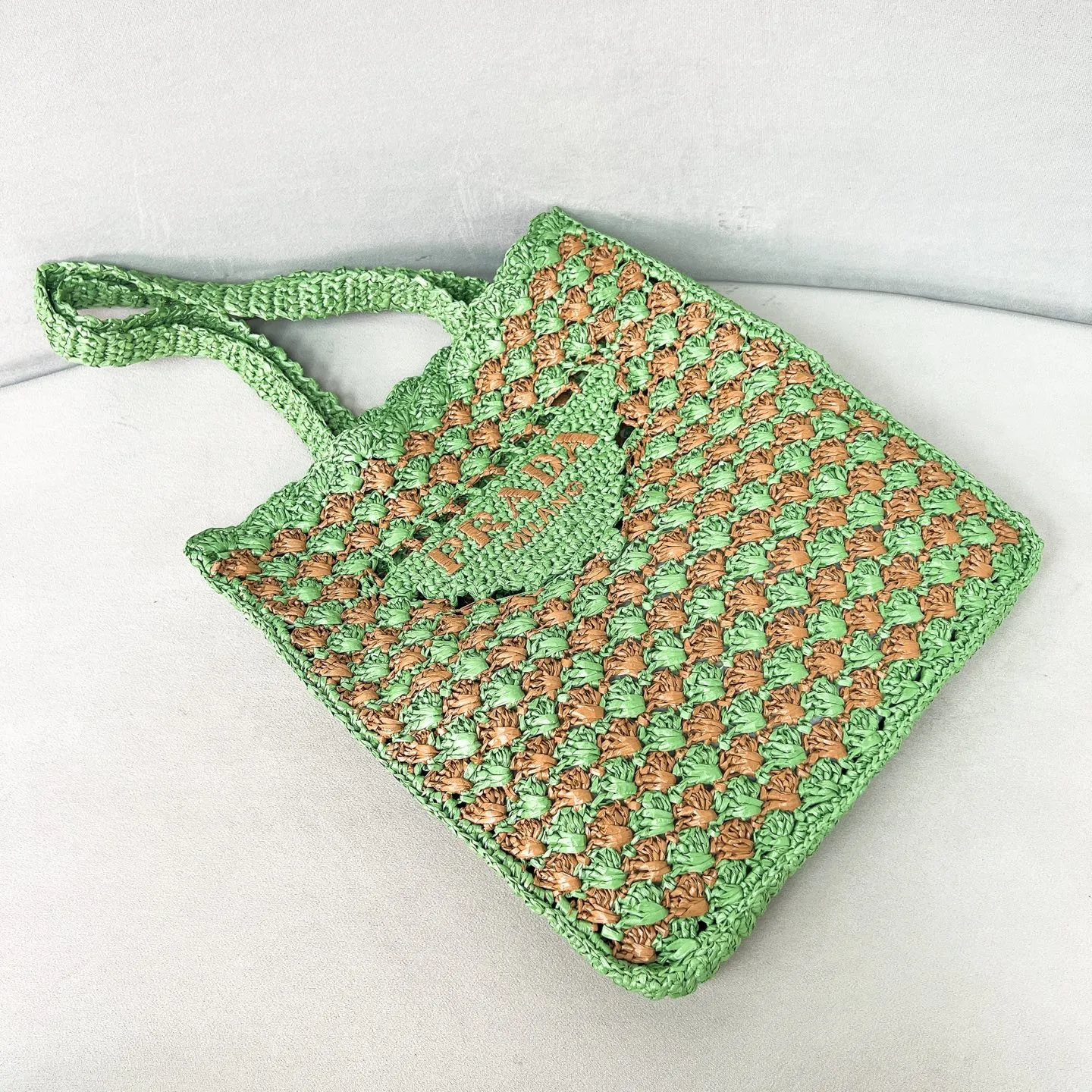 💰1160✨New product debut✨New product raffia beach bag 1BG393 Great choice for travel and vacation🏖️Handmade with raffia Light and natural material expresses summer mood Embroidered lettering triangle logo on the front with long exquisite shoulder handles Super large capacity and very light weight Wear-resistant, waterproof, durable and good-looking Can be carried by hand or on the shoulder The new favorite of fashion trendsetters Perfect details comparable to brick cabinets Super 5🌟review Size: 38*36*3cm grass green/camel