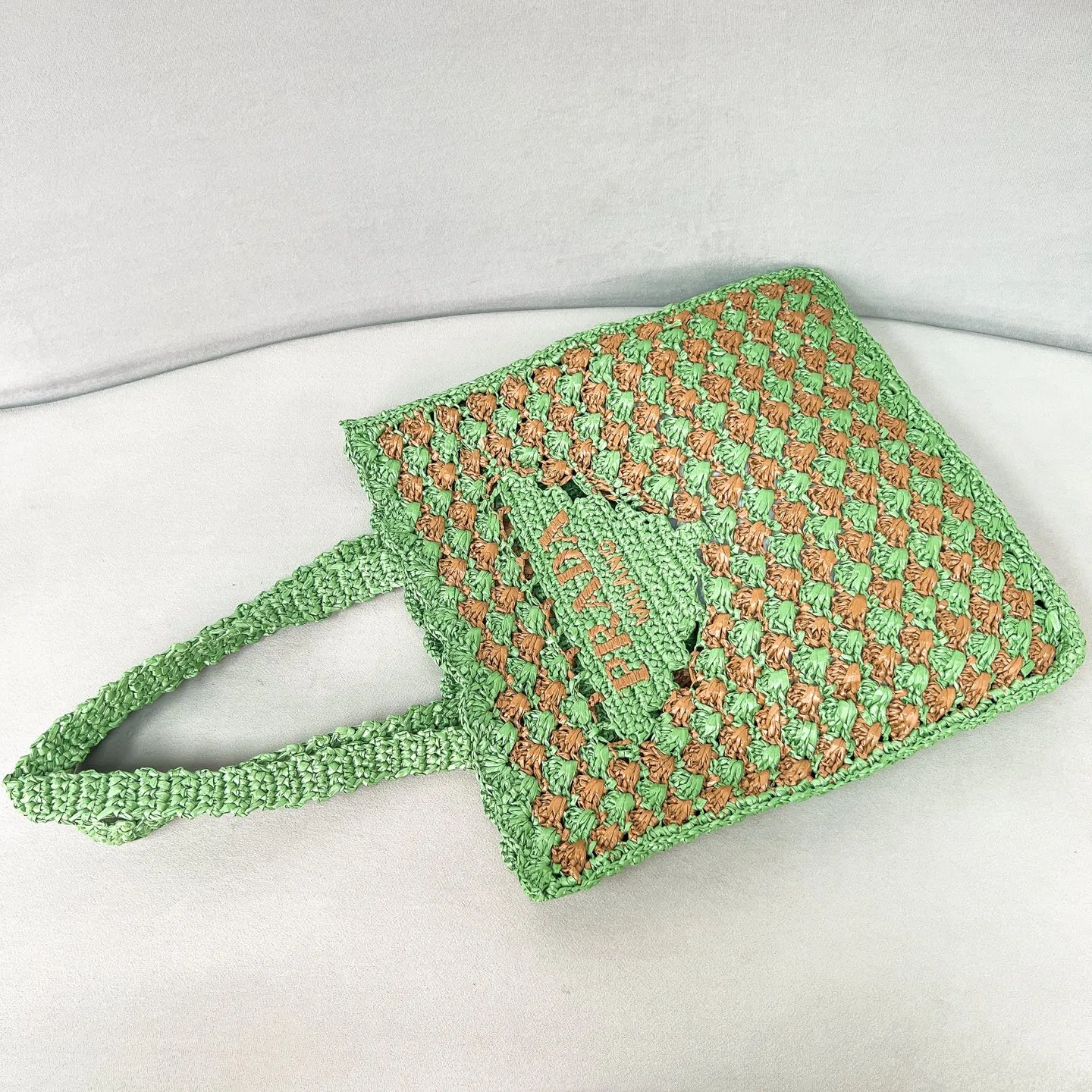 💰1160✨New product debut✨New product raffia beach bag 1BG393 Great choice for travel and vacation🏖️Handmade with raffia Light and natural material expresses summer mood Embroidered lettering triangle logo on the front with long exquisite shoulder handles Super large capacity and very light weight Wear-resistant, waterproof, durable and good-looking Can be carried by hand or on the shoulder The new favorite of fashion trendsetters Perfect details comparable to brick cabinets Super 5🌟review Size: 38*36*3cm grass green/camel