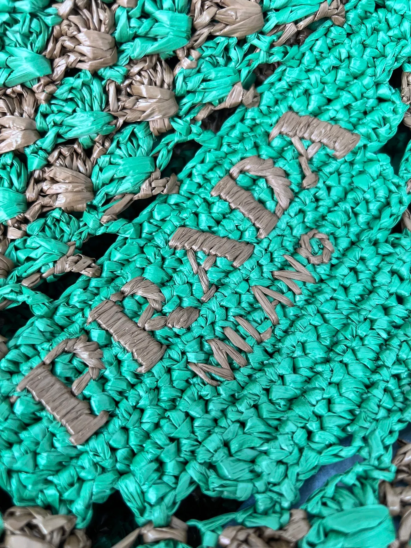 💰1160✨New product debut✨New product raffia beach bag 1BG393 Great choice for travel and vacation🏖️Handmade with raffia Light and natural material expresses summer mood Embroidered lettering triangle logo on the front with long exquisite shoulder handles Super large capacity and very light weight Wear-resistant, waterproof, durable and good-looking Can be carried by hand or on the shoulder The new favorite of fashion trendsetters Perfect details comparable to brick cabinets Super 5🌟review Size: 38*36*3cm grass green/camel
