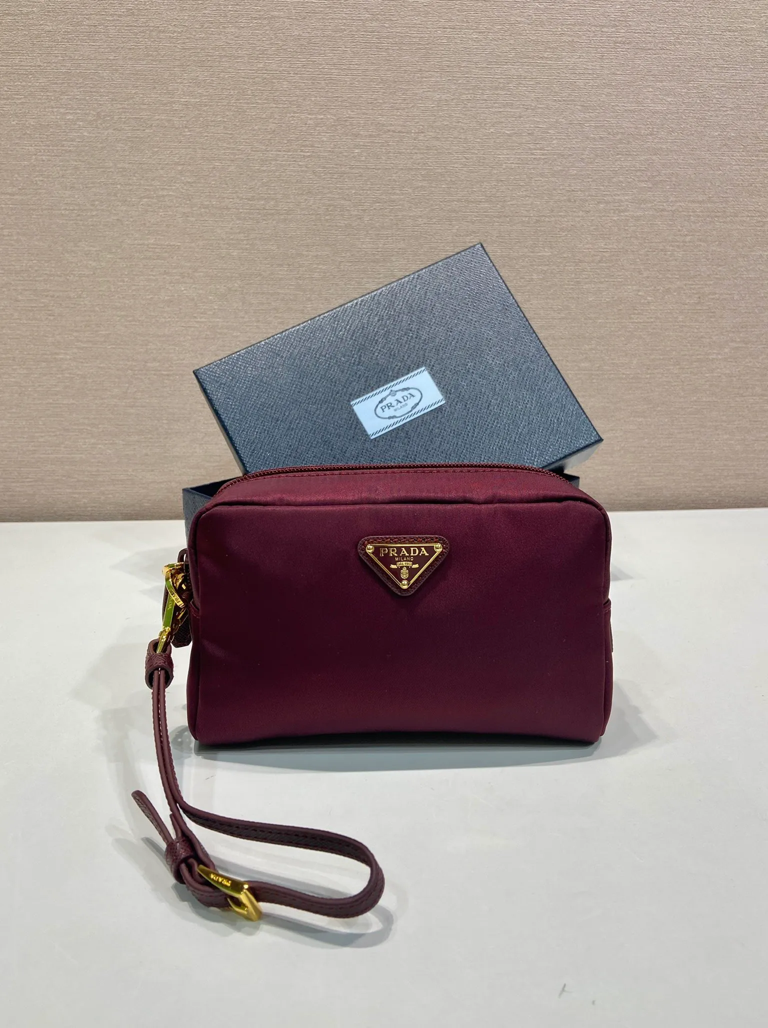 💰520🎉New clutch bag🎉1NS021 large size🎉🎉 This clutch bag is made of imported innovative Re-Nylon recycled nylon fabric. The iconic triangular logo in enameled metal accents the clean lines. The bag opens to reveal a zippered inner pocket. Detachable leather wristband, large capacity, no problem with daily essentials for going out😘😘The large handbag you have been dreaming about has arrived, babies, hurry up and get it🎉🎉 Length 17x Height 11x Bottom 5.5cm🎉🎉🎉😘😘😘