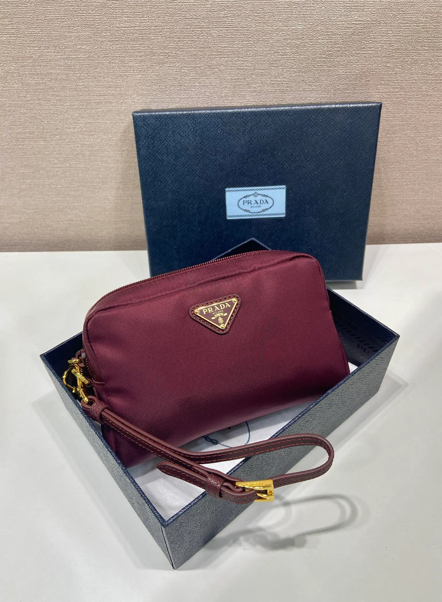 💰520🎉New clutch bag🎉1NS021 large size🎉🎉 This clutch bag is made of imported innovative Re-Nylon recycled nylon fabric. The iconic triangular logo in enameled metal accents the clean lines. The bag opens to reveal a zippered inner pocket. Detachable leather wristband, large capacity, no problem with daily essentials for going out😘😘The large handbag you have been dreaming about has arrived, babies, hurry up and get it🎉🎉 Length 17x Height 11x Bottom 5.5cm🎉🎉🎉😘😘😘