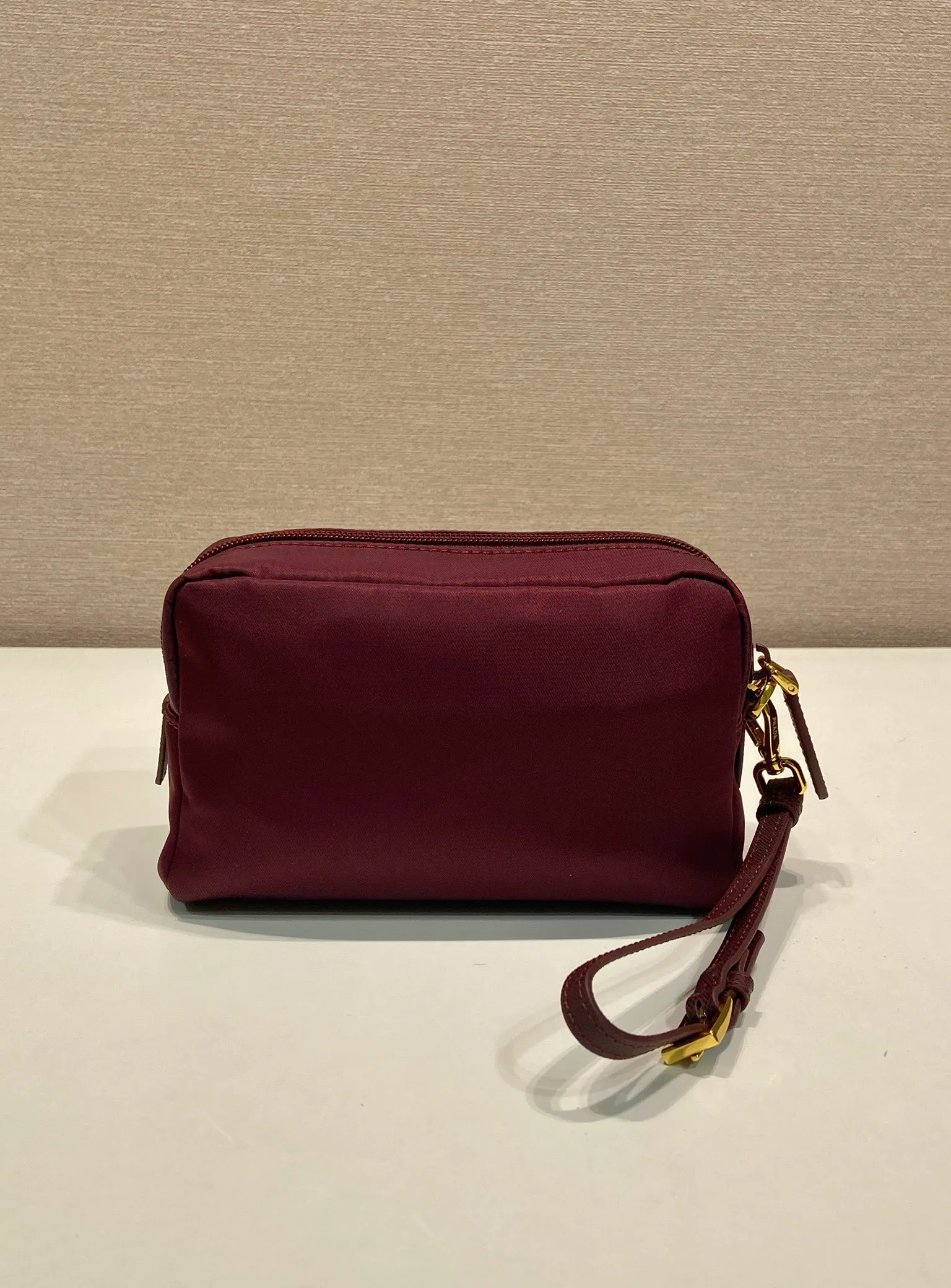 💰520🎉New clutch bag🎉1NS021 large size🎉🎉 This clutch bag is made of imported innovative Re-Nylon recycled nylon fabric. The iconic triangular logo in enameled metal accents the clean lines. The bag opens to reveal a zippered inner pocket. Detachable leather wristband, large capacity, no problem with daily essentials for going out😘😘The large handbag you have been dreaming about has arrived, babies, hurry up and get it🎉🎉 Length 17x Height 11x Bottom 5.5cm🎉🎉🎉😘😘😘