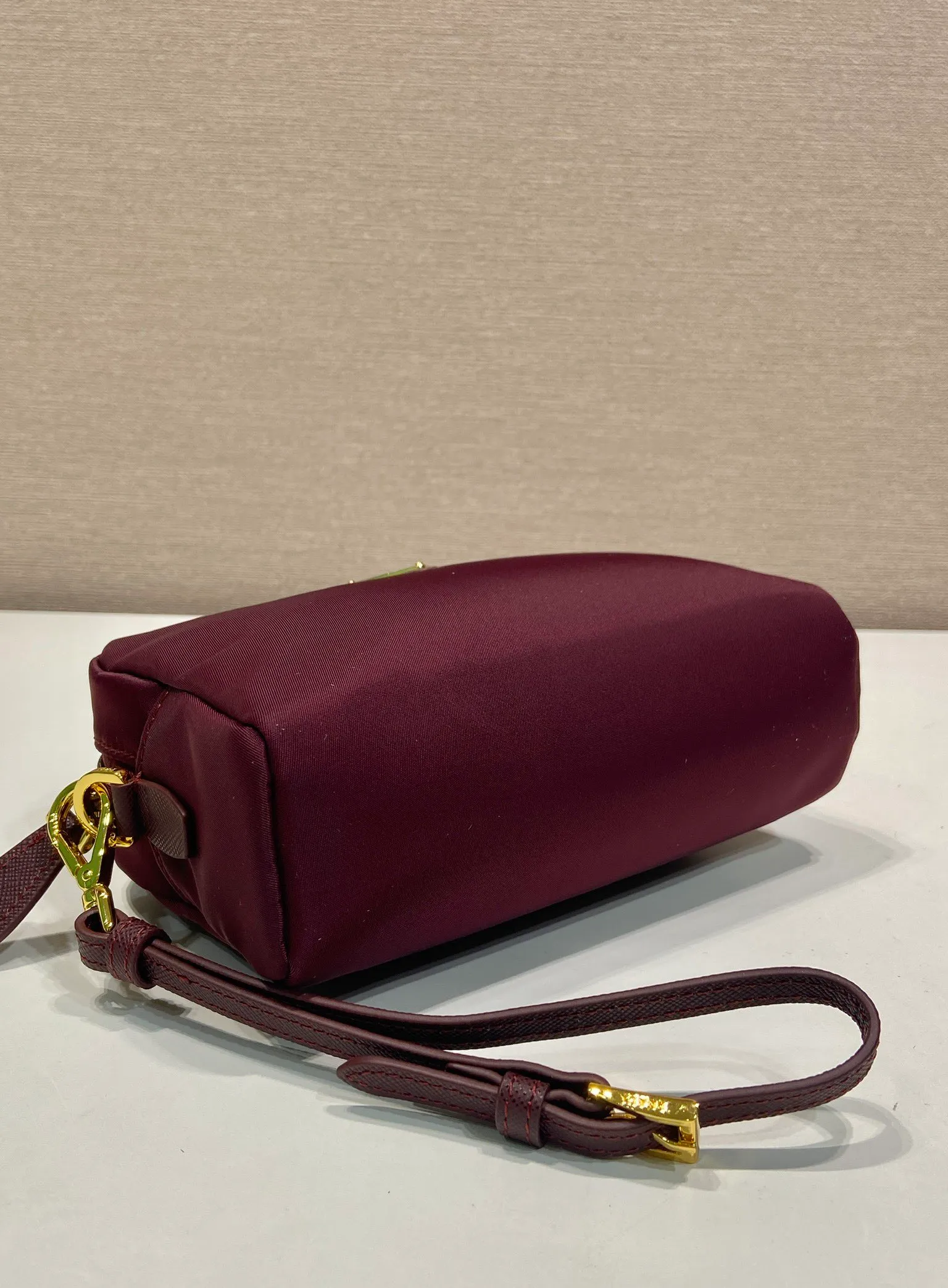 💰520🎉New clutch bag🎉1NS021 large size🎉🎉 This clutch bag is made of imported innovative Re-Nylon recycled nylon fabric. The iconic triangular logo in enameled metal accents the clean lines. The bag opens to reveal a zippered inner pocket. Detachable leather wristband, large capacity, no problem with daily essentials for going out😘😘The large handbag you have been dreaming about has arrived, babies, hurry up and get it🎉🎉 Length 17x Height 11x Bottom 5.5cm🎉🎉🎉😘😘😘