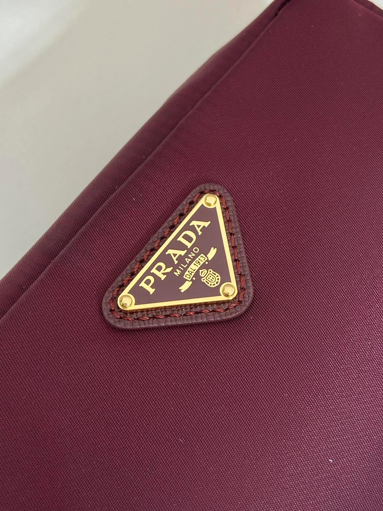 💰520🎉New clutch bag🎉1NS021 large size🎉🎉 This clutch bag is made of imported innovative Re-Nylon recycled nylon fabric. The iconic triangular logo in enameled metal accents the clean lines. The bag opens to reveal a zippered inner pocket. Detachable leather wristband, large capacity, no problem with daily essentials for going out😘😘The large handbag you have been dreaming about has arrived, babies, hurry up and get it🎉🎉 Length 17x Height 11x Bottom 5.5cm🎉🎉🎉😘😘😘