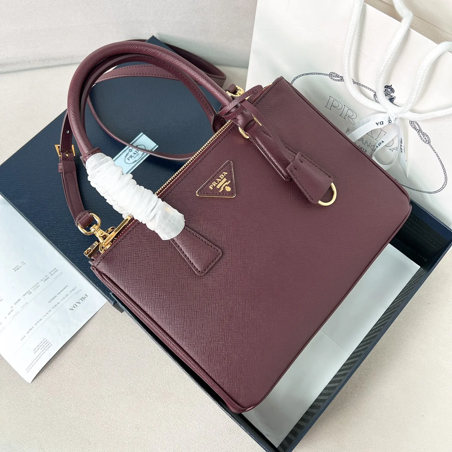 💰1840✨New product launch✨P's classic Galleria Saffiano leather handbag - "Killer Bag" is now available in medium size 1BA863 People who know fashion love killer bags. The bag should look like a killer bag. It is carefully crafted with Saffiano cross pattern imported from Italy. Minimalist and capable bag shape with triangular metal lettering logo. Double zipper design. The main bag in the middle has a large capacity. Double handles and detachable shoulder straps make it portable or shoulder-wearable. Side snap closure adds elegance and elegance to the changing body of the bag. Size 28*12*19.5 Burgundy