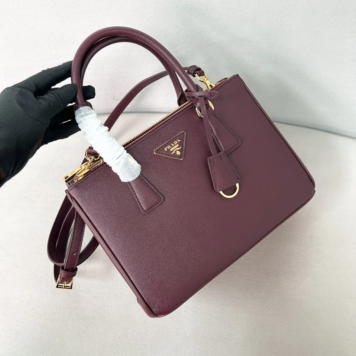 💰1840✨New product launch✨P's classic Galleria Saffiano leather handbag - "Killer Bag" is now available in medium size 1BA863 People who know fashion love killer bags. The bag should look like a killer bag. It is carefully crafted with Saffiano cross pattern imported from Italy. Minimalist and capable bag shape with triangular metal lettering logo. Double zipper design. The main bag in the middle has a large capacity. Double handles and detachable shoulder straps make it portable or shoulder-wearable. Side snap closure adds elegance and elegance to the changing body of the bag. Size 28*12*19.5 Burgundy