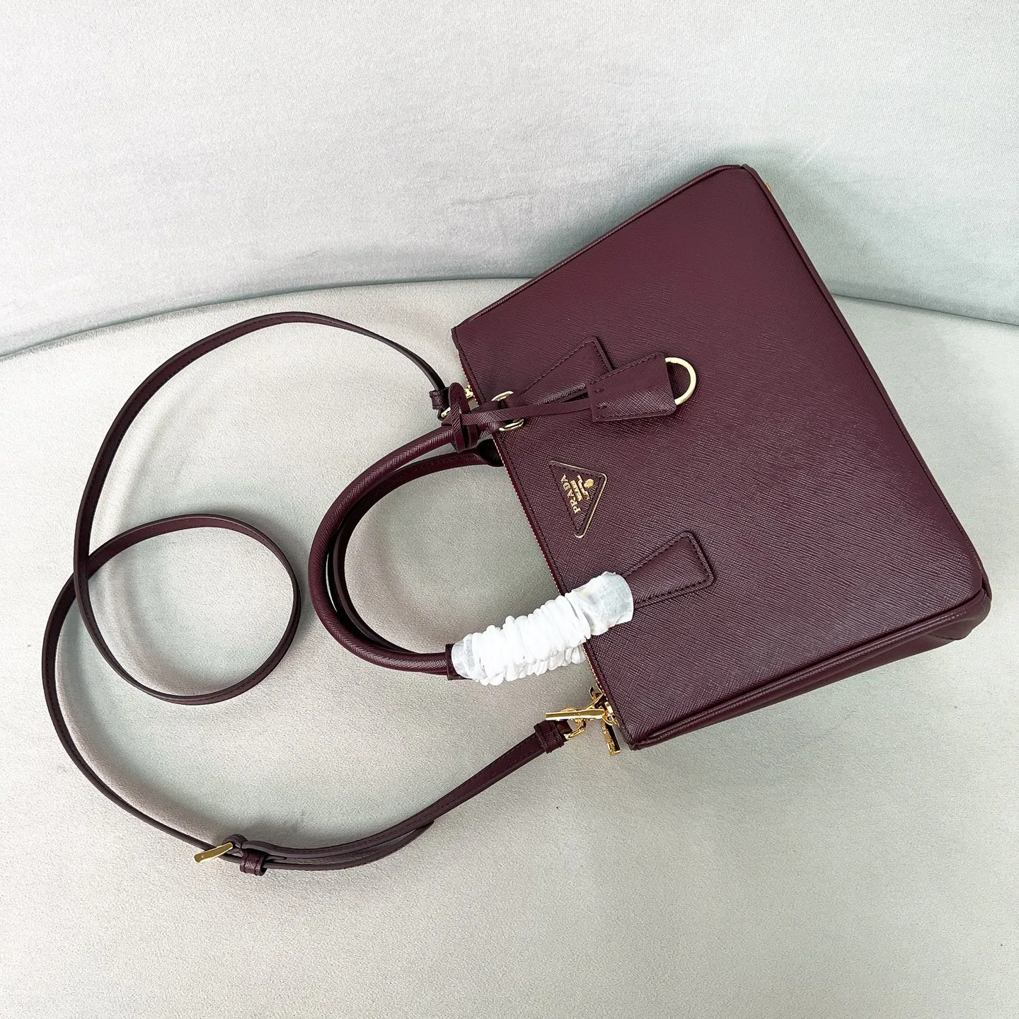 💰1840✨New product launch✨P's classic Galleria Saffiano leather handbag - "Killer Bag" is now available in medium size 1BA863 People who know fashion love killer bags. The bag should look like a killer bag. It is carefully crafted with Saffiano cross pattern imported from Italy. Minimalist and capable bag shape with triangular metal lettering logo. Double zipper design. The main bag in the middle has a large capacity. Double handles and detachable shoulder straps make it portable or shoulder-wearable. Side snap closure adds elegance and elegance to the changing body of the bag. Size 28*12*19.5 Burgundy