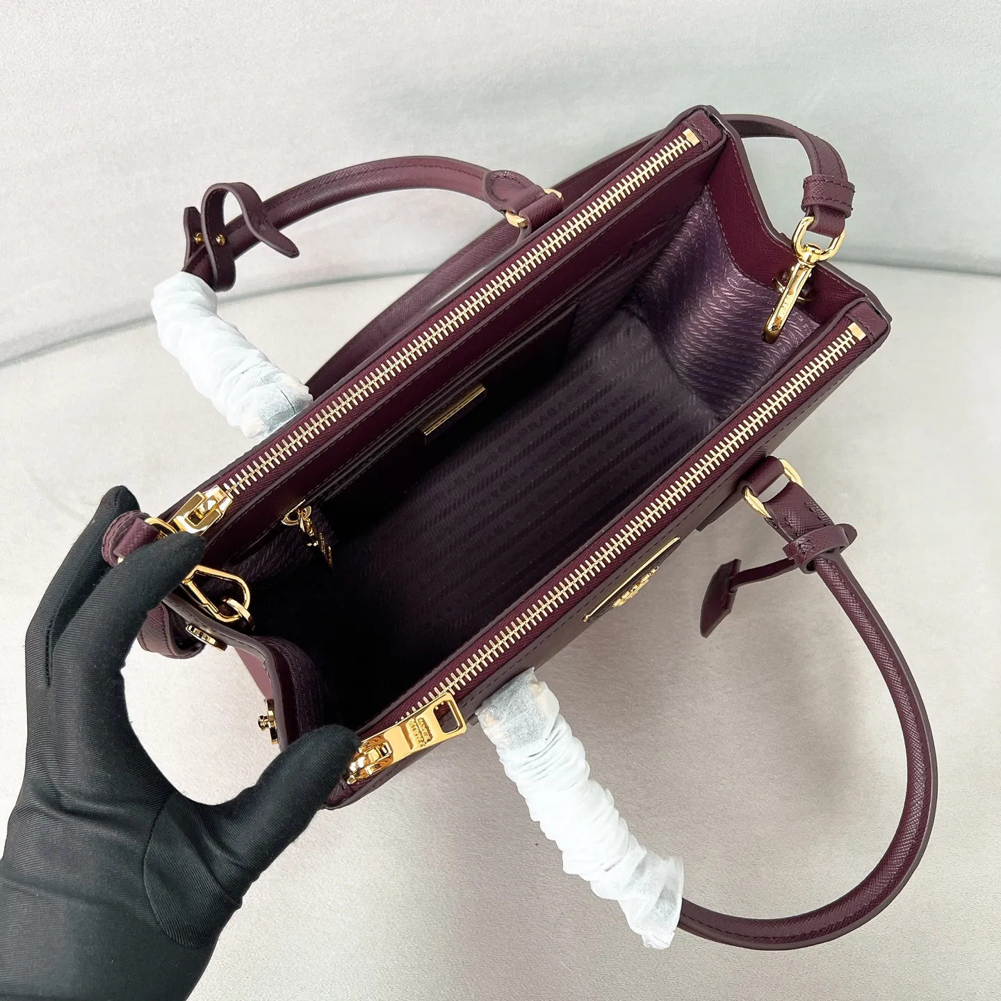 💰1840✨New product launch✨P's classic Galleria Saffiano leather handbag - "Killer Bag" is now available in medium size 1BA863 People who know fashion love killer bags. The bag should look like a killer bag. It is carefully crafted with Saffiano cross pattern imported from Italy. Minimalist and capable bag shape with triangular metal lettering logo. Double zipper design. The main bag in the middle has a large capacity. Double handles and detachable shoulder straps make it portable or shoulder-wearable. Side snap closure adds elegance and elegance to the changing body of the bag. Size 28*12*19.5 Burgundy