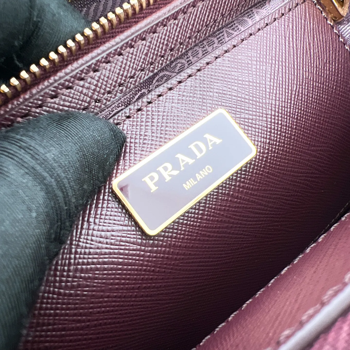 💰1840✨New product launch✨P's classic Galleria Saffiano leather handbag - "Killer Bag" is now available in medium size 1BA863 People who know fashion love killer bags. The bag should look like a killer bag. It is carefully crafted with Saffiano cross pattern imported from Italy. Minimalist and capable bag shape with triangular metal lettering logo. Double zipper design. The main bag in the middle has a large capacity. Double handles and detachable shoulder straps make it portable or shoulder-wearable. Side snap closure adds elegance and elegance to the changing body of the bag. Size 28*12*19.5 Burgundy