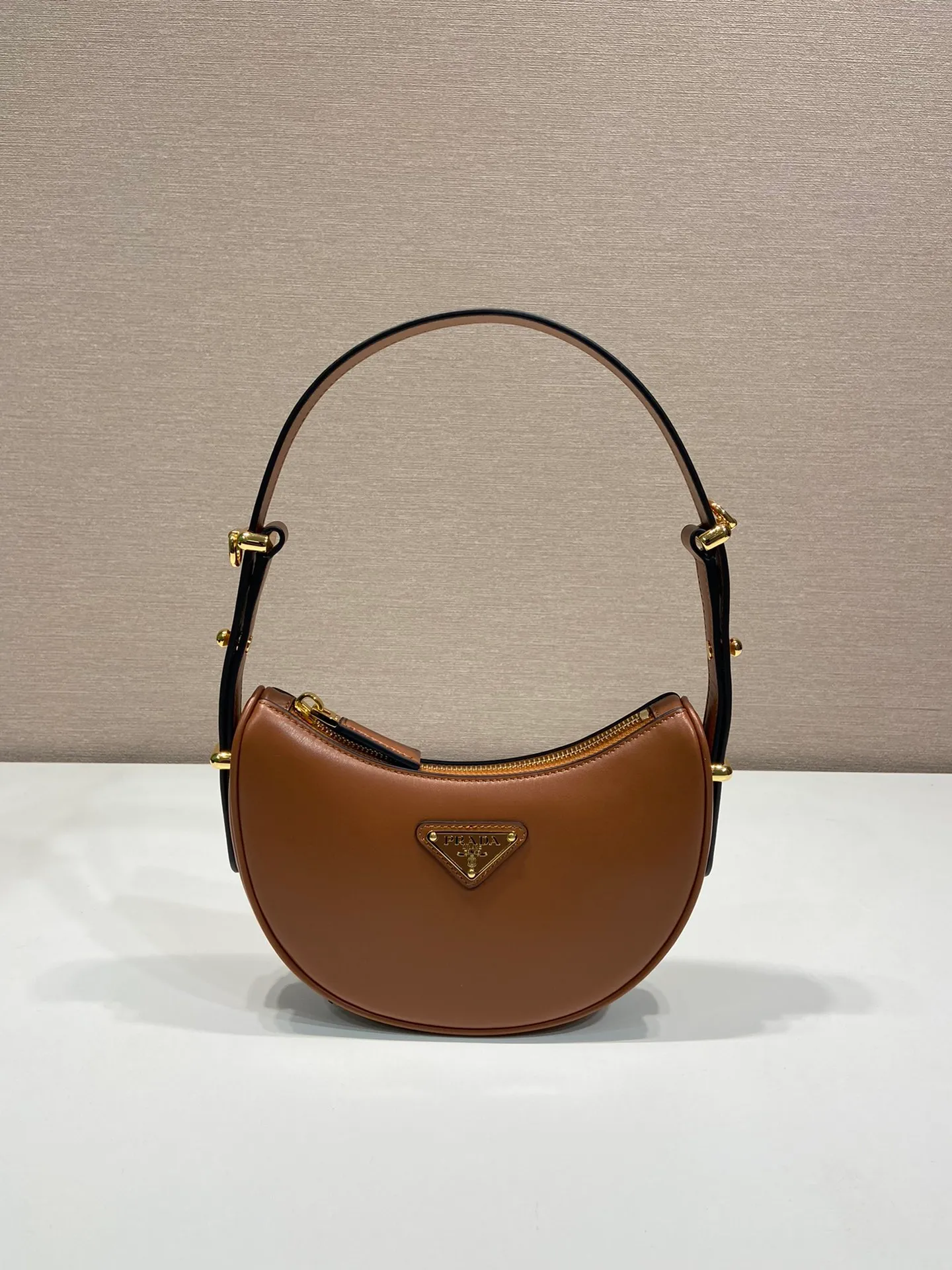 💰1520🎉Moon handbag🎉1BC199/small size, double shoulder strap🎉🎉 This simple Moon handbag uses cowhide to bring out the modern and versatile charm. The curved body design is equipped with 2 long/short adjustable shoulder straps, making it easy to change the shape at will. It is equipped with imported lambskin inside, and the metal accessories add a bright style. The upper body effect is very cool/fashionable. It is another popular style that will never go out of style🎉Babies, hurry up and get it🎉 Length 18x height 16x bottom 5cm