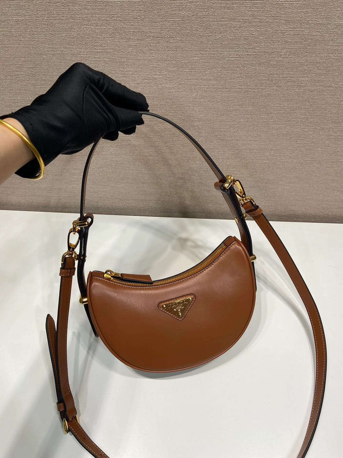 💰1520🎉Moon handbag🎉1BC199/small size, double shoulder strap🎉🎉 This simple Moon handbag uses cowhide to bring out the modern and versatile charm. The curved body design is equipped with 2 long/short adjustable shoulder straps, making it easy to change the shape at will. It is equipped with imported lambskin inside, and the metal accessories add a bright style. The upper body effect is very cool/fashionable. It is another popular style that will never go out of style🎉Babies, hurry up and get it🎉 Length 18x height 16x bottom 5cm