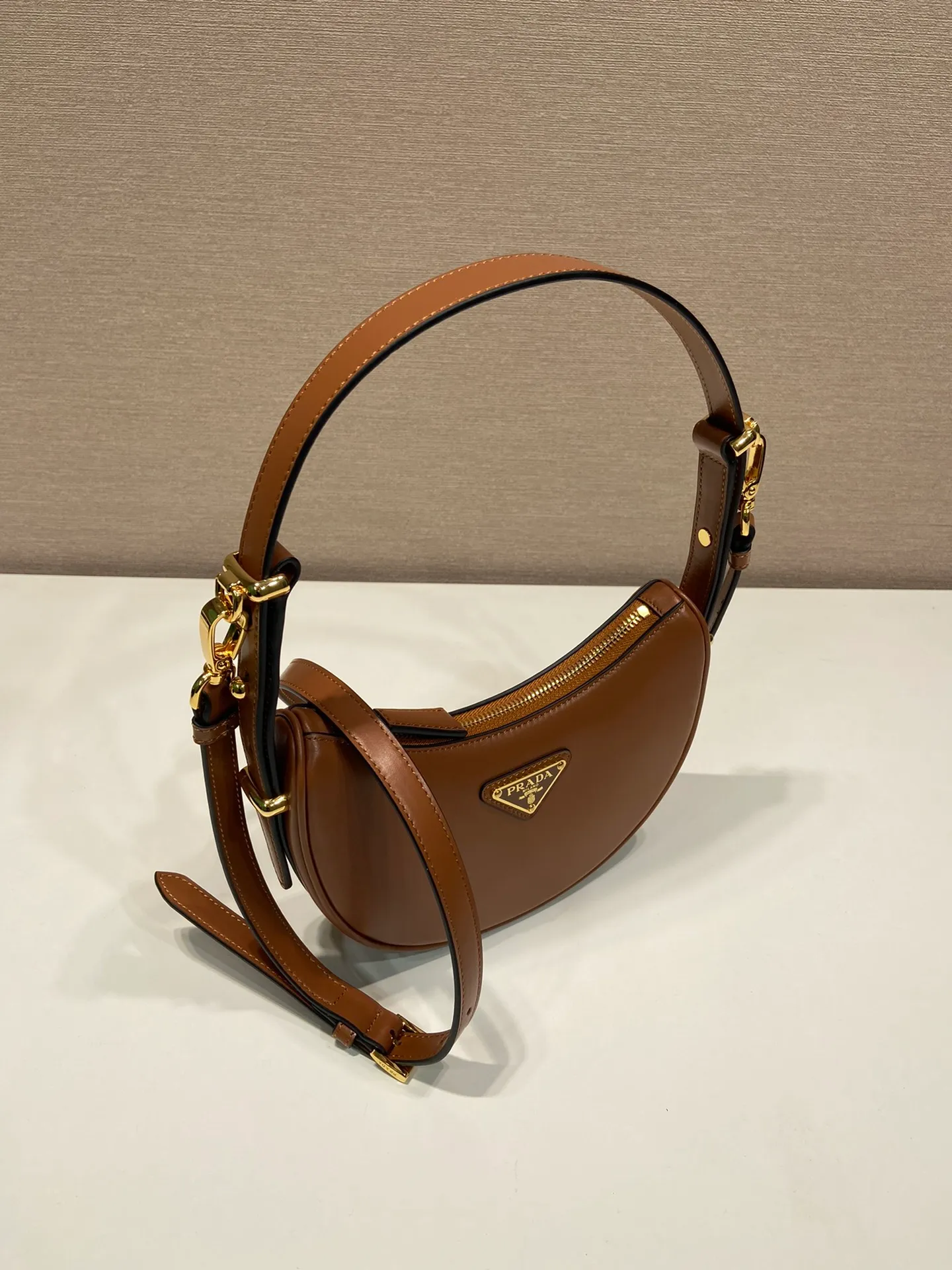 💰1520🎉Moon handbag🎉1BC199/small size, double shoulder strap🎉🎉 This simple Moon handbag uses cowhide to bring out the modern and versatile charm. The curved body design is equipped with 2 long/short adjustable shoulder straps, making it easy to change the shape at will. It is equipped with imported lambskin inside, and the metal accessories add a bright style. The upper body effect is very cool/fashionable. It is another popular style that will never go out of style🎉Babies, hurry up and get it🎉 Length 18x height 16x bottom 5cm