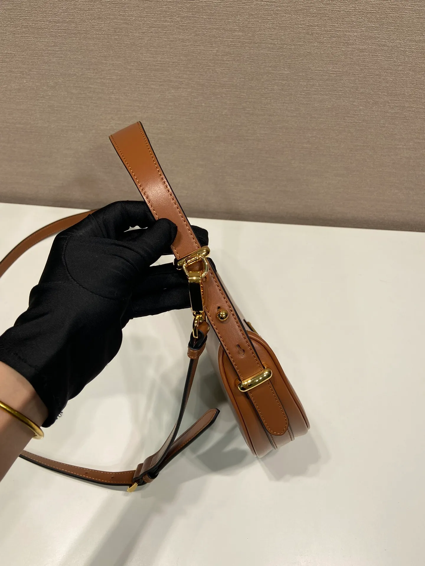💰1520🎉Moon handbag🎉1BC199/small size, double shoulder strap🎉🎉 This simple Moon handbag uses cowhide to bring out the modern and versatile charm. The curved body design is equipped with 2 long/short adjustable shoulder straps, making it easy to change the shape at will. It is equipped with imported lambskin inside, and the metal accessories add a bright style. The upper body effect is very cool/fashionable. It is another popular style that will never go out of style🎉Babies, hurry up and get it🎉 Length 18x height 16x bottom 5cm