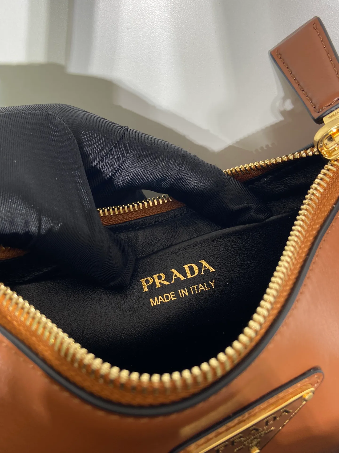 💰1520🎉Moon handbag🎉1BC199/small size, double shoulder strap🎉🎉 This simple Moon handbag uses cowhide to bring out the modern and versatile charm. The curved body design is equipped with 2 long/short adjustable shoulder straps, making it easy to change the shape at will. It is equipped with imported lambskin inside, and the metal accessories add a bright style. The upper body effect is very cool/fashionable. It is another popular style that will never go out of style🎉Babies, hurry up and get it🎉 Length 18x height 16x bottom 5cm
