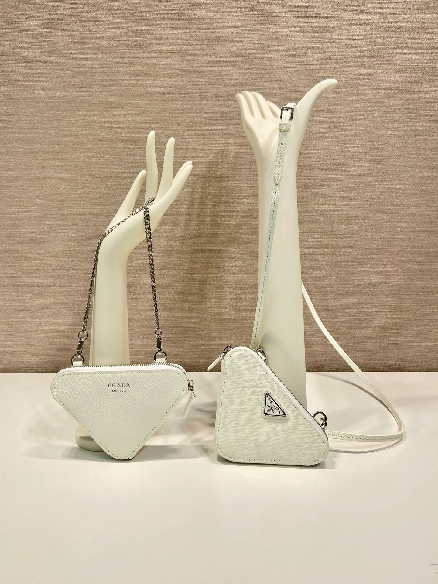 💰920🎉Twin triangle bag🎉1NR015 white😘 This two-in-one twin bag has a very unique design and can be disassembled into 2 bags🎉🎉, it’s perfect🎉🎉, one can be carried by hand and the other can be worn as a crossbody. It can also be combined😘😘Another hot new product🎉 If you like babies, hurry up and get it🎉🎉 Length 15x height 10x bottom 5cm🎉🎉🎉👏👏👏