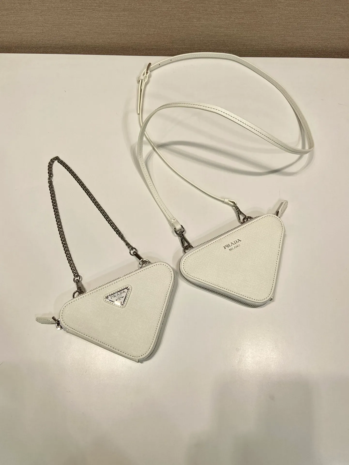 💰920🎉Twin triangle bag🎉1NR015 white😘 This two-in-one twin bag has a very unique design and can be disassembled into 2 bags🎉🎉, it’s perfect🎉🎉, one can be carried by hand and the other can be worn as a crossbody. It can also be combined😘😘Another hot new product🎉 If you like babies, hurry up and get it🎉🎉 Length 15x height 10x bottom 5cm🎉🎉🎉👏👏👏