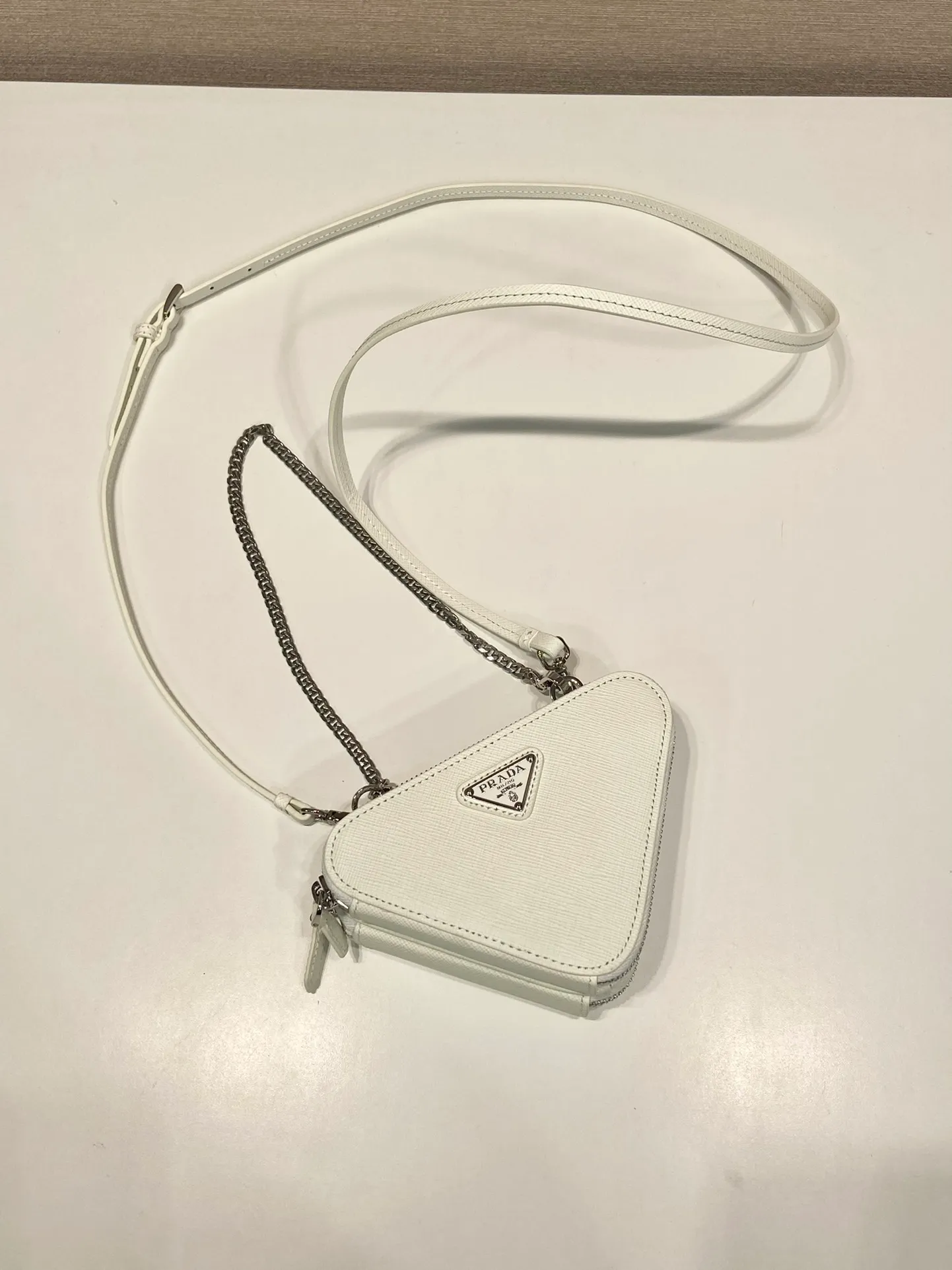 💰920🎉Twin triangle bag🎉1NR015 white😘 This two-in-one twin bag has a very unique design and can be disassembled into 2 bags🎉🎉, it’s perfect🎉🎉, one can be carried by hand and the other can be worn as a crossbody. It can also be combined😘😘Another hot new product🎉 If you like babies, hurry up and get it🎉🎉 Length 15x height 10x bottom 5cm🎉🎉🎉👏👏👏