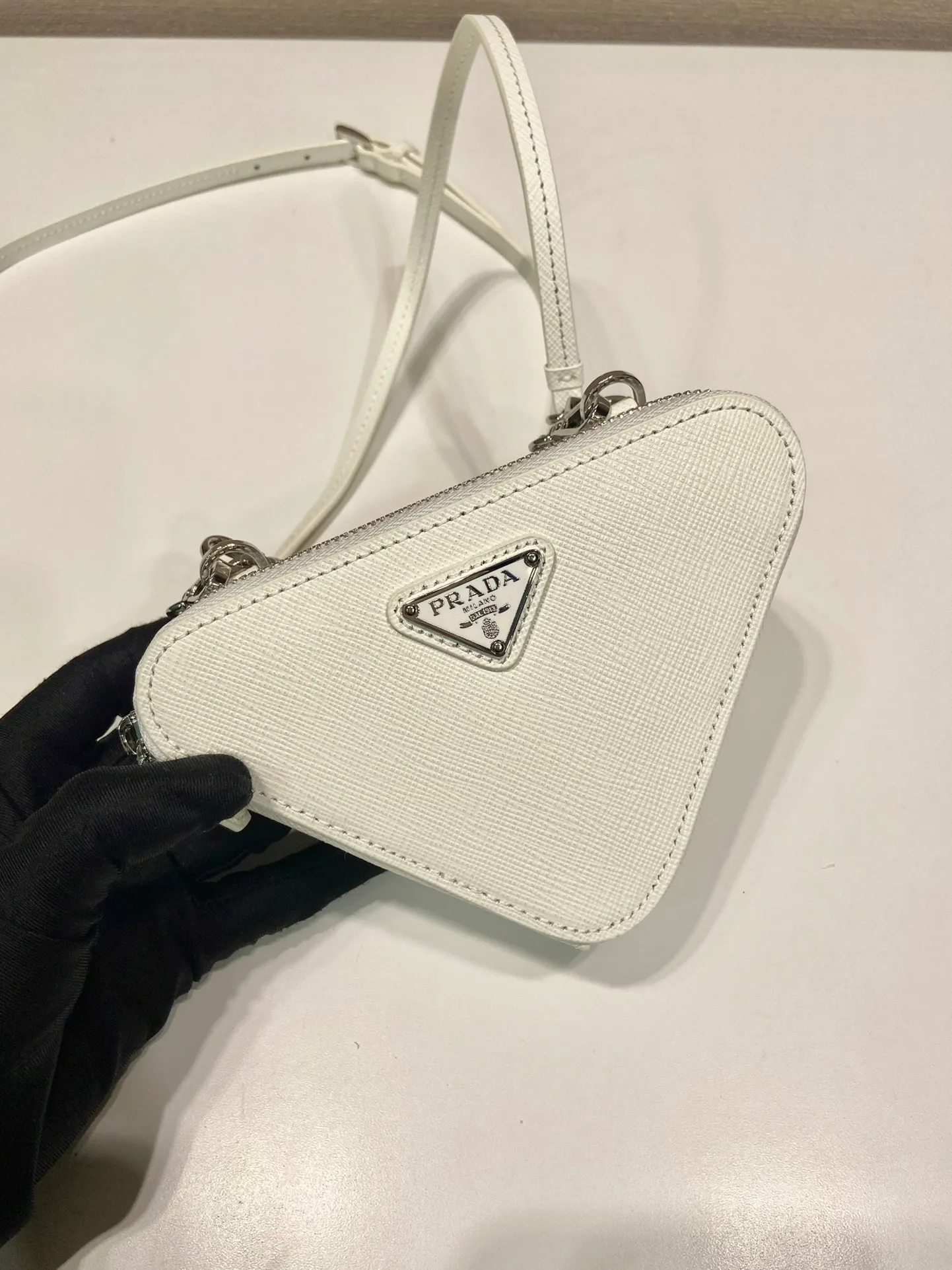 💰920🎉Twin triangle bag🎉1NR015 white😘 This two-in-one twin bag has a very unique design and can be disassembled into 2 bags🎉🎉, it’s perfect🎉🎉, one can be carried by hand and the other can be worn as a crossbody. It can also be combined😘😘Another hot new product🎉 If you like babies, hurry up and get it🎉🎉 Length 15x height 10x bottom 5cm🎉🎉🎉👏👏👏
