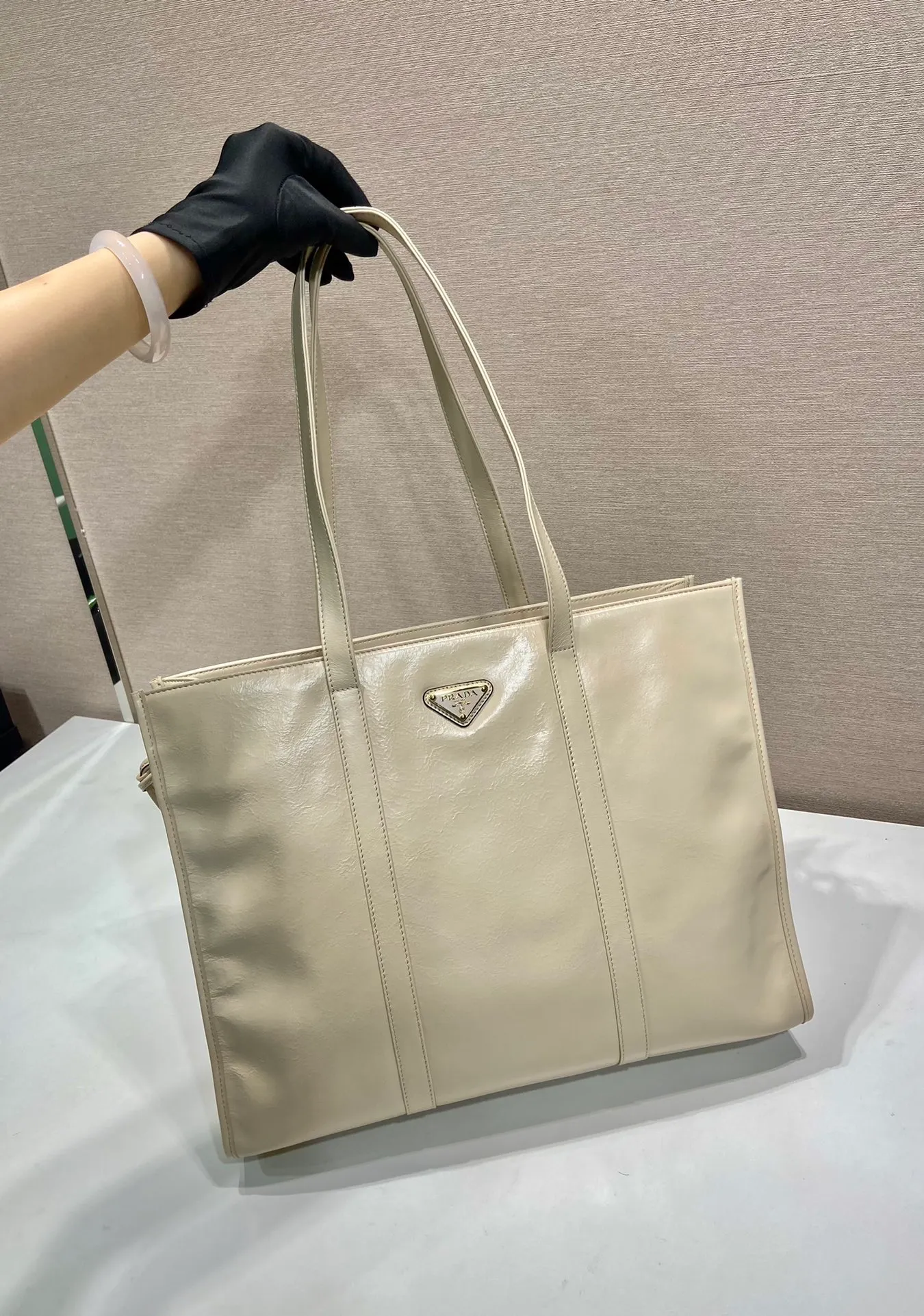 💰1760🎉Oil wax tote bag🎉1BG460🎉🎉 This tote bag is made of imported wax leather. The shiny color exudes a classic atmosphere. It can be carried on the shoulder or in the hand. It has a very large capacity and is easy to use. It is definitely a must-have for fashionistas. Hurry up and take this retro plaid tote bag home! Length 38x Height 30x Bottom 12cm🎉🎉🎉👏👏👏 Length 39x Height 30x Bottom 10cm