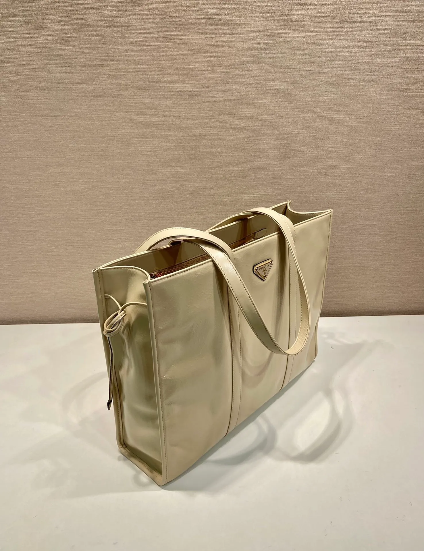 💰1760🎉Oil wax tote bag🎉1BG460🎉🎉 This tote bag is made of imported wax leather. The shiny color exudes a classic atmosphere. It can be carried on the shoulder or in the hand. It has a very large capacity and is easy to use. It is definitely a must-have for fashionistas. Hurry up and take this retro plaid tote bag home! Length 38x Height 30x Bottom 12cm🎉🎉🎉👏👏👏 Length 39x Height 30x Bottom 10cm