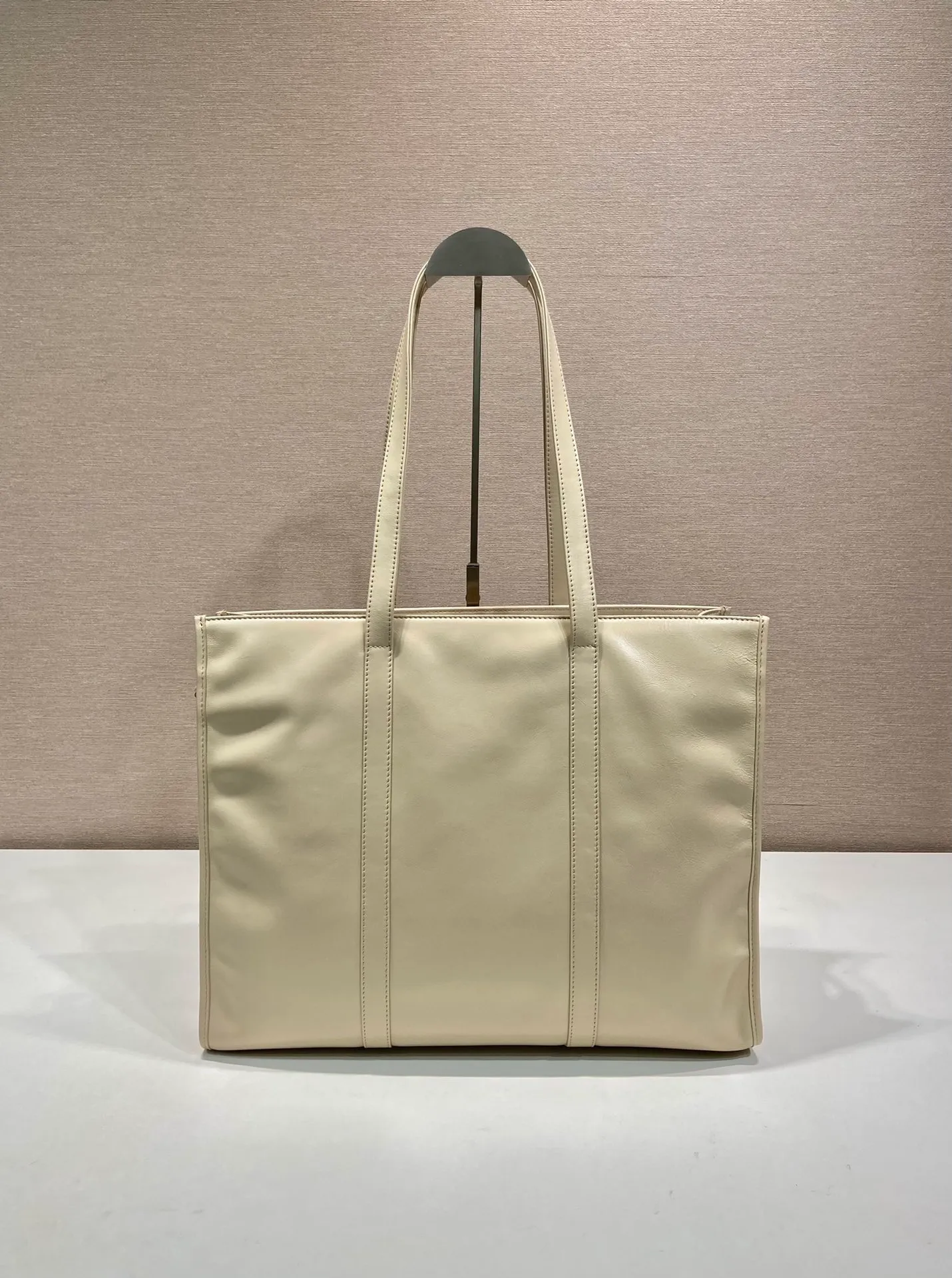 💰1760🎉Oil wax tote bag🎉1BG460🎉🎉 This tote bag is made of imported wax leather. The shiny color exudes a classic atmosphere. It can be carried on the shoulder or in the hand. It has a very large capacity and is easy to use. It is definitely a must-have for fashionistas. Hurry up and take this retro plaid tote bag home! Length 38x Height 30x Bottom 12cm🎉🎉🎉👏👏👏 Length 39x Height 30x Bottom 10cm