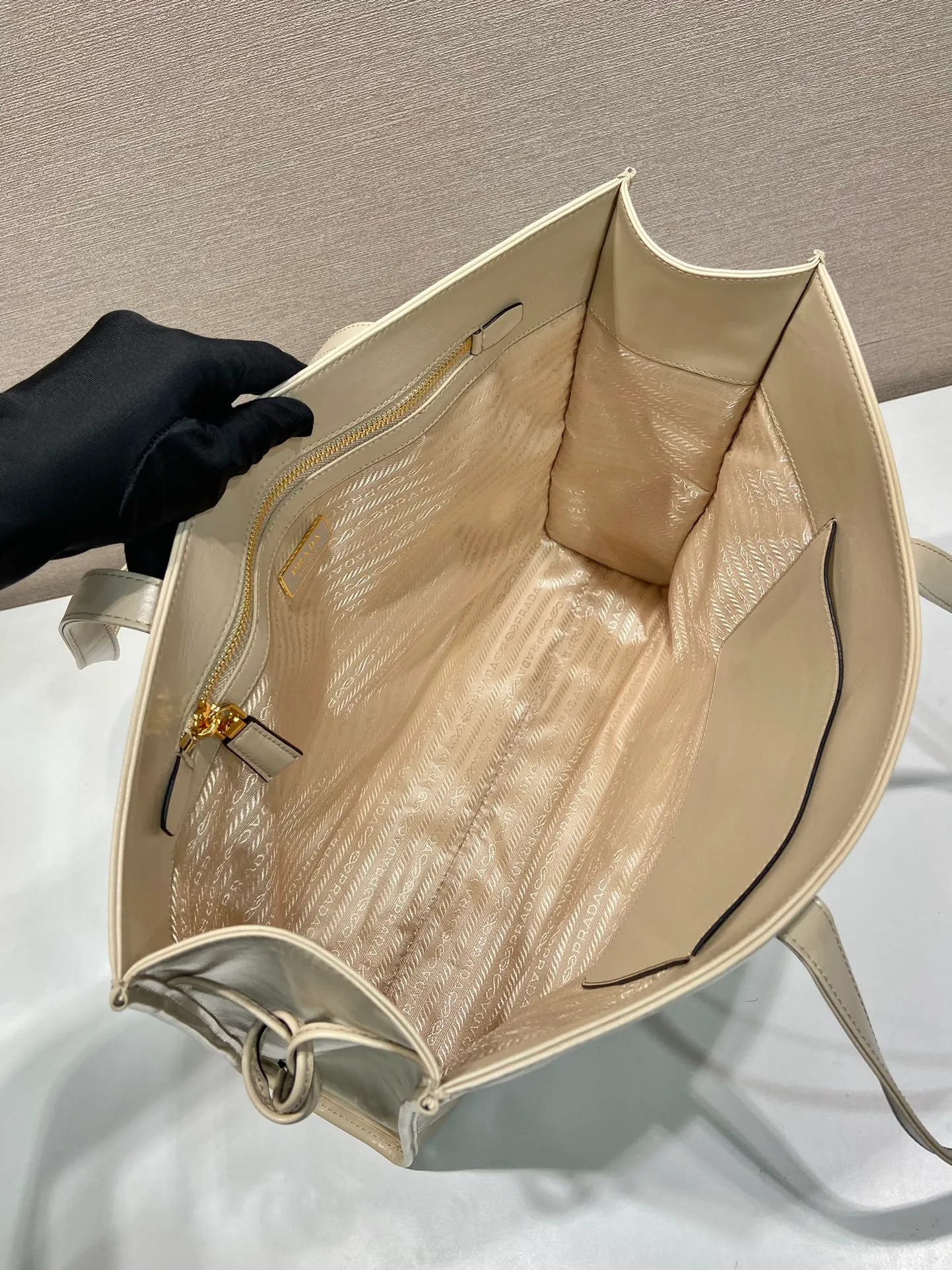 💰1760🎉Oil wax tote bag🎉1BG460🎉🎉 This tote bag is made of imported wax leather. The shiny color exudes a classic atmosphere. It can be carried on the shoulder or in the hand. It has a very large capacity and is easy to use. It is definitely a must-have for fashionistas. Hurry up and take this retro plaid tote bag home! Length 38x Height 30x Bottom 12cm🎉🎉🎉👏👏👏 Length 39x Height 30x Bottom 10cm
