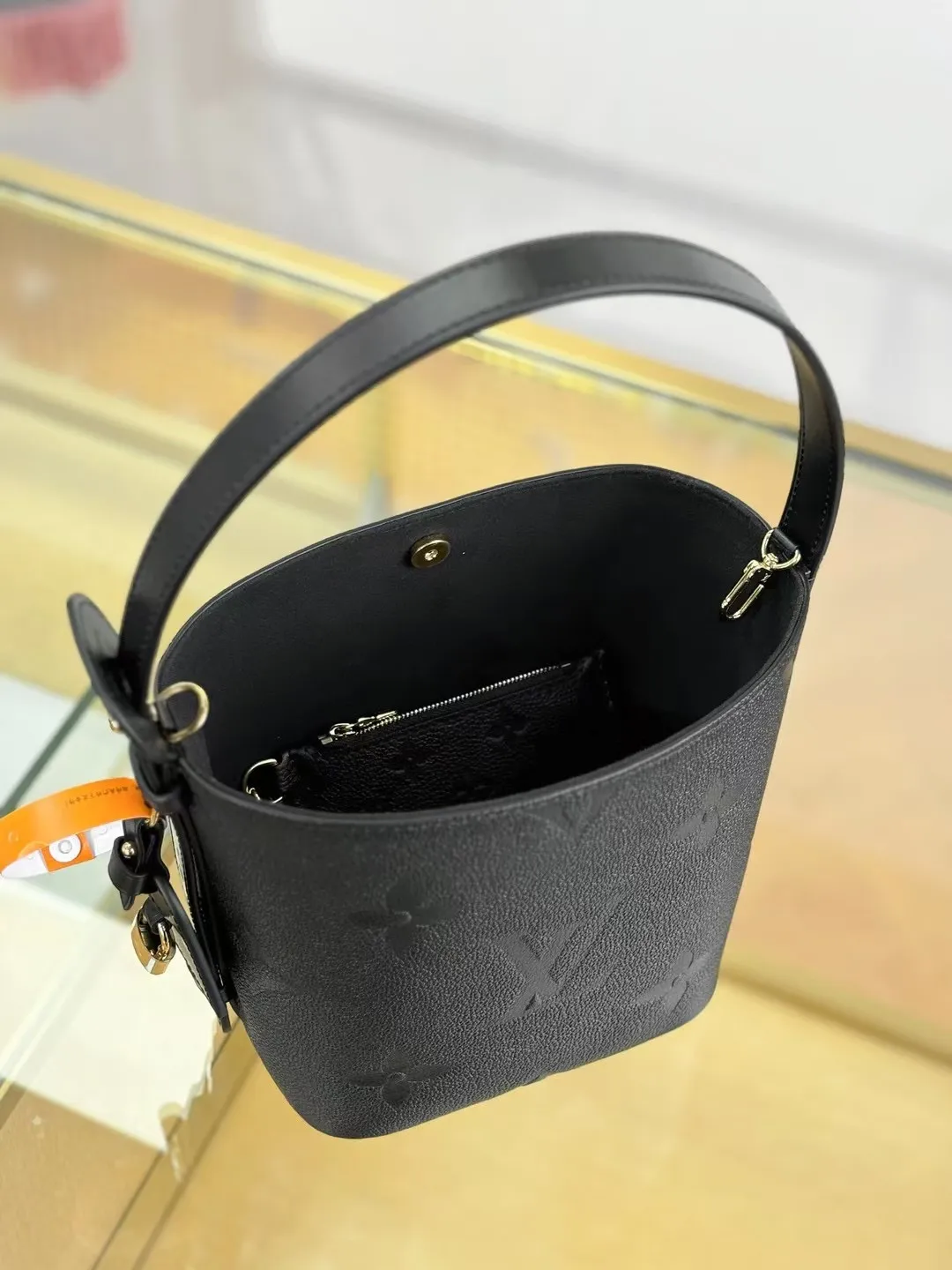 P¥1460👉nfc163C01 dynamic chip👈 [100% MB special grade original leather, all steel hardware, original leather] This All In BB handbag integrates modern design concepts into elegant silhouette and ample space. Monogram Empreinte leather craftsmanship creates a simple bucket bag structure, the iconic nameplate and metal padlock highlight the exquisite details, and the adjustable handle pays homage to the brand's trunk-making heritage. Embossed grained cow leather - Cow leather trim - Textile lining - Metal hardware - Magnetic and hook closure - Removable zippered interior pocket - A brand name - Padlock - Holds your smartphone, keys, Zippy wallet and headphones - Shoulder strap: non-detachable, adjustable! ! Model: M13480; Size: 16x18x12CM