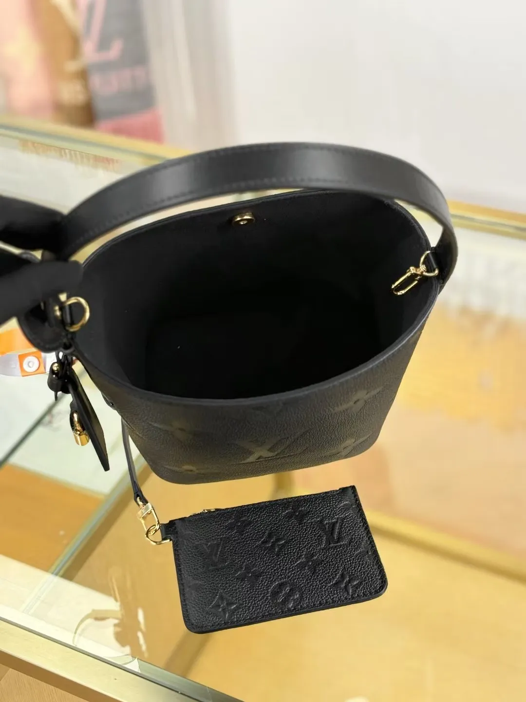 P¥1460👉nfc163C01 dynamic chip👈 [100% MB special grade original leather, all steel hardware, original leather] This All In BB handbag integrates modern design concepts into elegant silhouette and ample space. Monogram Empreinte leather craftsmanship creates a simple bucket bag structure, the iconic nameplate and metal padlock highlight the exquisite details, and the adjustable handle pays homage to the brand's trunk-making heritage. Embossed grained cow leather - Cow leather trim - Textile lining - Metal hardware - Magnetic and hook closure - Removable zippered interior pocket - A brand name - Padlock - Holds your smartphone, keys, Zippy wallet and headphones - Shoulder strap: non-detachable, adjustable! ! Model: M13480; Size: 16x18x12CM