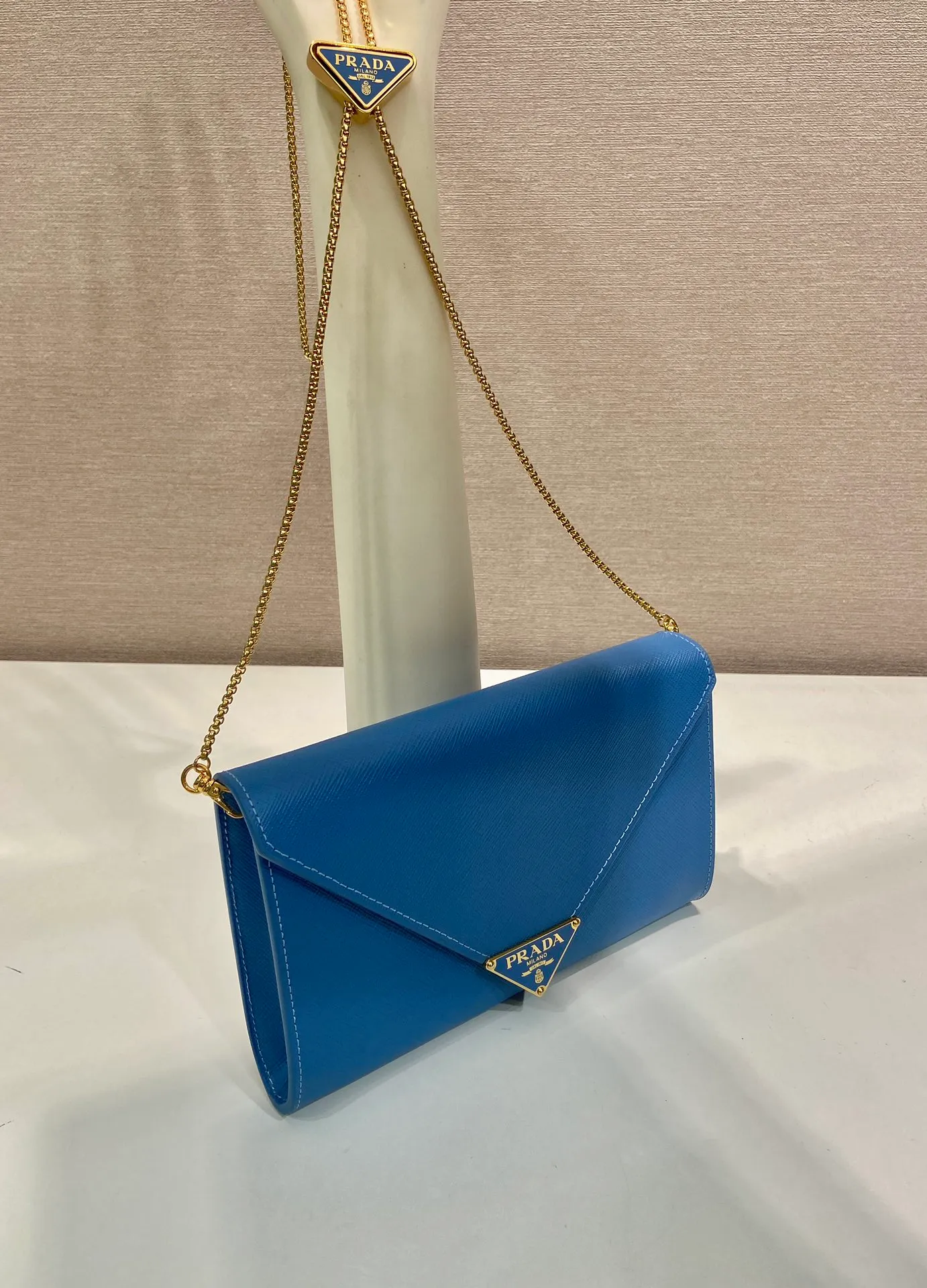 💰1120🎉Cross Pattern Envelope Bag🎉1Bp102 Clutch🎉🎉 The cross pattern cowhide texture highlights the elegant silhouette of this mini handbag and injects a modern flavor into it. Featuring a detachable chain shoulder strap and a nappa leather interior with card slots, this bag features a signature triangle logo on the magnetic closure for a timeless and instantly recognizable look. It can also be used as a handbag/shoulder bag/crossbody. It has many functions and can be exchanged for different occasions. Another hot item from internet celebrities🎉🎉 Length 20x height 11.5cm🎉🎉🎉👏👏👏