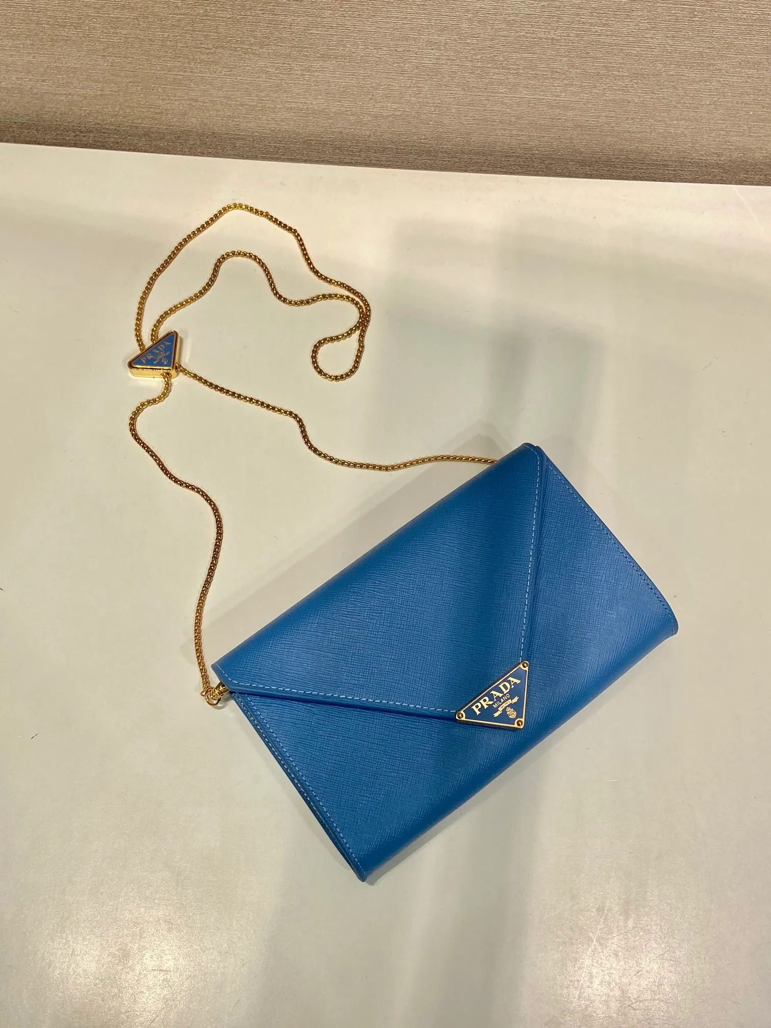 💰1120🎉Cross Pattern Envelope Bag🎉1Bp102 Clutch🎉🎉 The cross pattern cowhide texture highlights the elegant silhouette of this mini handbag and injects a modern flavor into it. Featuring a detachable chain shoulder strap and a nappa leather interior with card slots, this bag features a signature triangle logo on the magnetic closure for a timeless and instantly recognizable look. It can also be used as a handbag/shoulder bag/crossbody. It has many functions and can be exchanged for different occasions. Another hot item from internet celebrities🎉🎉 Length 20x height 11.5cm🎉🎉🎉👏👏👏