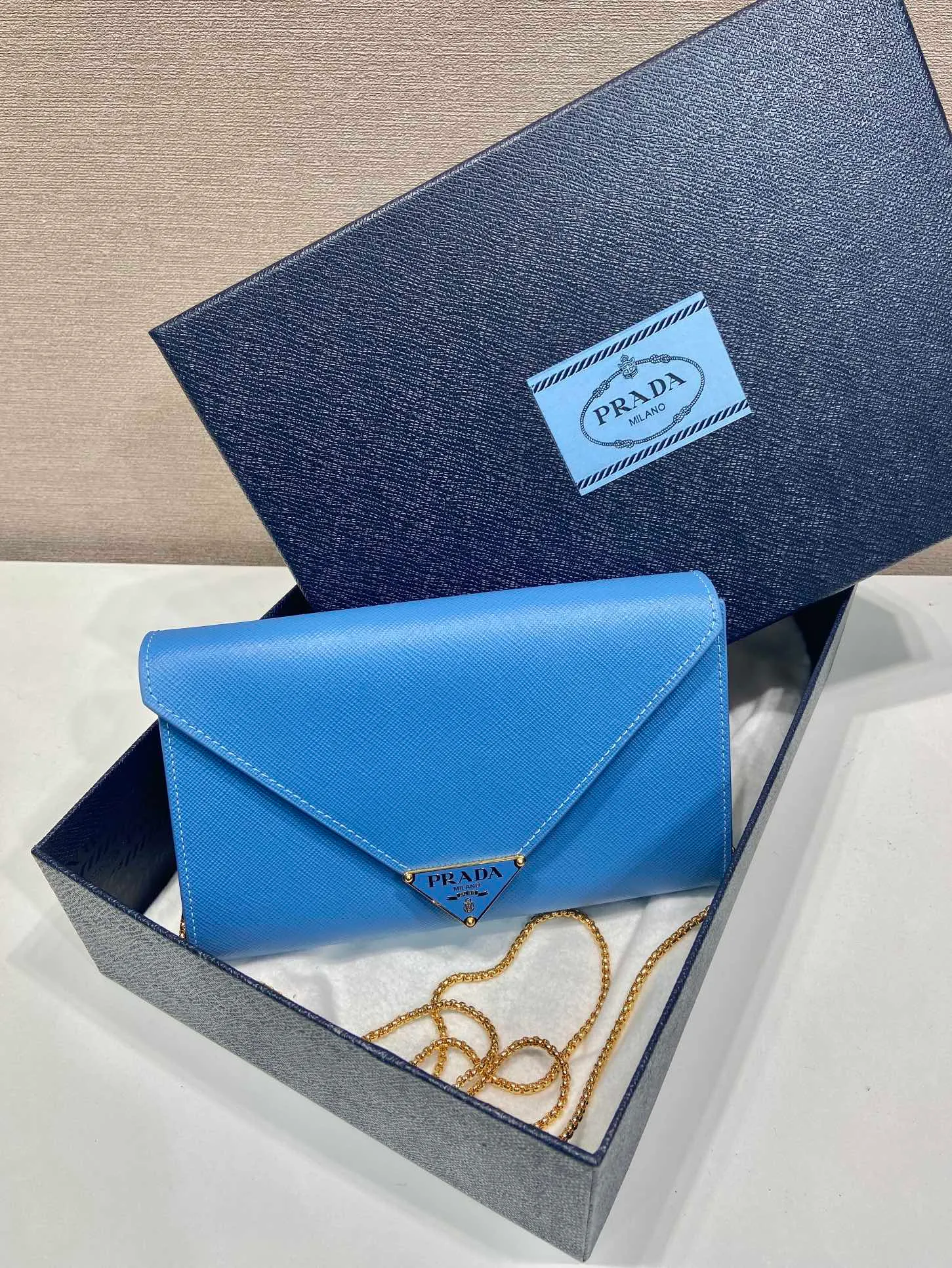 💰1120🎉Cross Pattern Envelope Bag🎉1Bp102 Clutch🎉🎉 The cross pattern cowhide texture highlights the elegant silhouette of this mini handbag and injects a modern flavor into it. Featuring a detachable chain shoulder strap and a nappa leather interior with card slots, this bag features a signature triangle logo on the magnetic closure for a timeless and instantly recognizable look. It can also be used as a handbag/shoulder bag/crossbody. It has many functions and can be exchanged for different occasions. Another hot item from internet celebrities🎉🎉 Length 20x height 11.5cm🎉🎉🎉👏👏👏