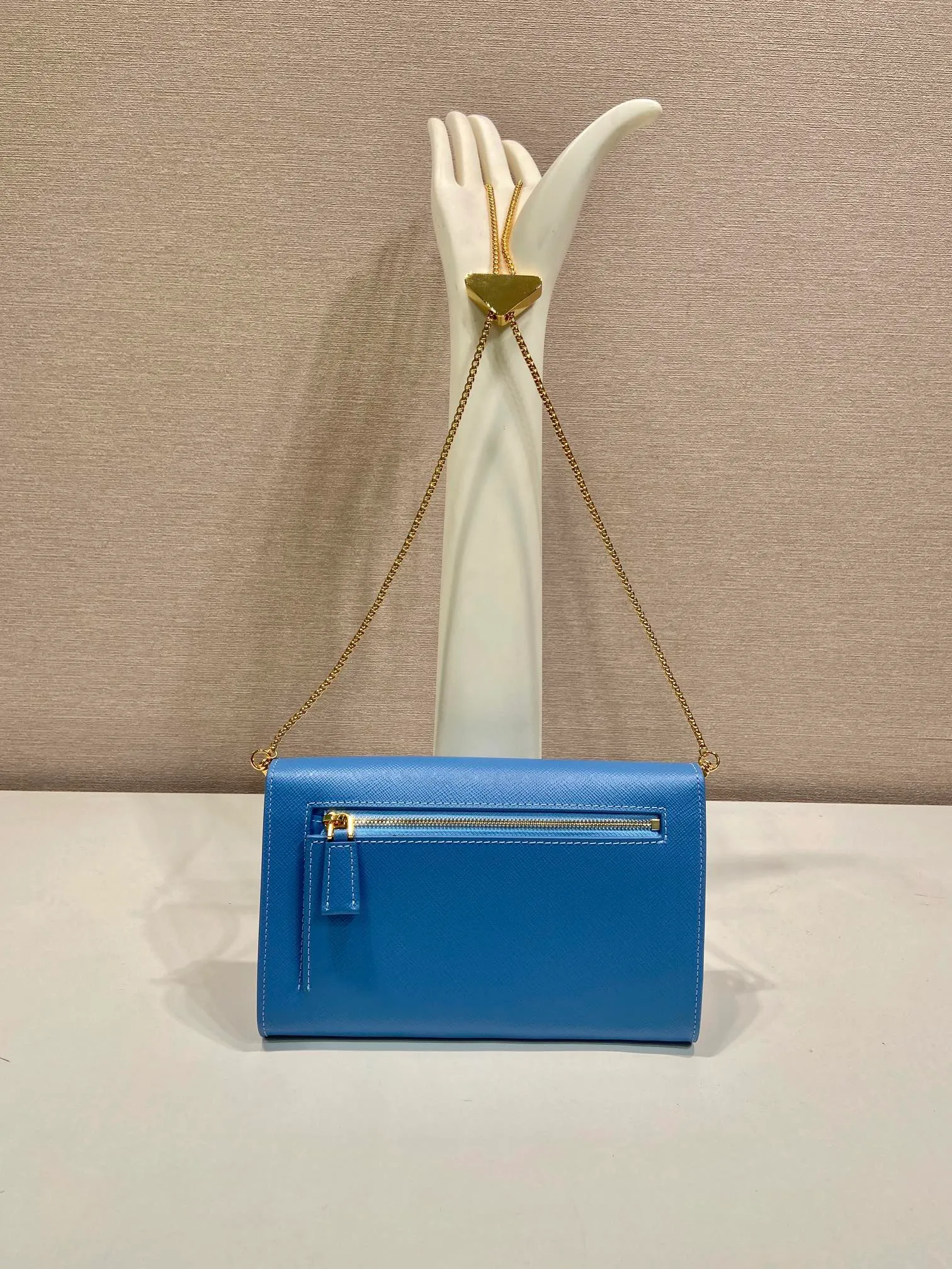 💰1120🎉Cross Pattern Envelope Bag🎉1Bp102 Clutch🎉🎉 The cross pattern cowhide texture highlights the elegant silhouette of this mini handbag and injects a modern flavor into it. Featuring a detachable chain shoulder strap and a nappa leather interior with card slots, this bag features a signature triangle logo on the magnetic closure for a timeless and instantly recognizable look. It can also be used as a handbag/shoulder bag/crossbody. It has many functions and can be exchanged for different occasions. Another hot item from internet celebrities🎉🎉 Length 20x height 11.5cm🎉🎉🎉👏👏👏