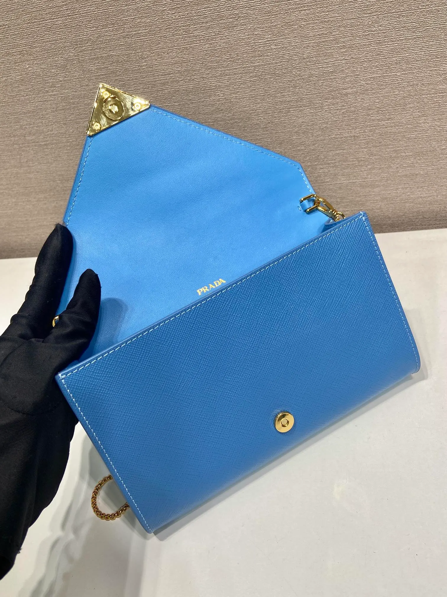 💰1120🎉Cross Pattern Envelope Bag🎉1Bp102 Clutch🎉🎉 The cross pattern cowhide texture highlights the elegant silhouette of this mini handbag and injects a modern flavor into it. Featuring a detachable chain shoulder strap and a nappa leather interior with card slots, this bag features a signature triangle logo on the magnetic closure for a timeless and instantly recognizable look. It can also be used as a handbag/shoulder bag/crossbody. It has many functions and can be exchanged for different occasions. Another hot item from internet celebrities🎉🎉 Length 20x height 11.5cm🎉🎉🎉👏👏👏