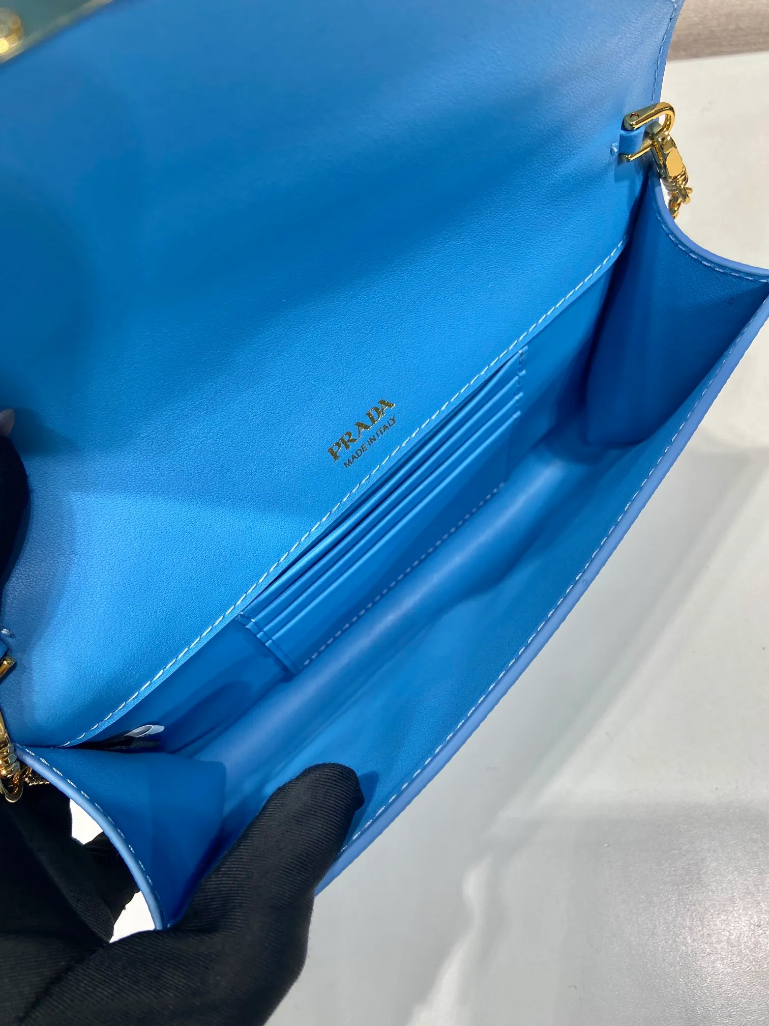 💰1120🎉Cross Pattern Envelope Bag🎉1Bp102 Clutch🎉🎉 The cross pattern cowhide texture highlights the elegant silhouette of this mini handbag and injects a modern flavor into it. Featuring a detachable chain shoulder strap and a nappa leather interior with card slots, this bag features a signature triangle logo on the magnetic closure for a timeless and instantly recognizable look. It can also be used as a handbag/shoulder bag/crossbody. It has many functions and can be exchanged for different occasions. Another hot item from internet celebrities🎉🎉 Length 20x height 11.5cm🎉🎉🎉👏👏👏