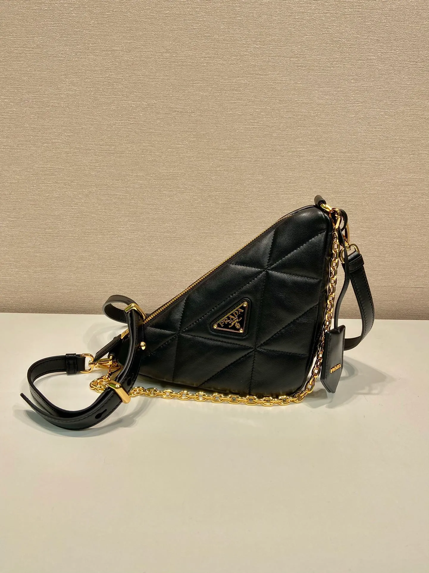 💰1520🎉Embroidered plaid triangle bag🎉1BH190 embroidered plaid🎉 This triangle is a novel geometric pattern inspired by design inspiration and has a unique interpretation of historical features. Featuring an intricate hand-turned rhombus pattern, it comes with a shoulder strap and chain. It can be carried on the shoulder or in the hand to match different styles. Large capacity space, suitable for couples bags. Definitely the most beautiful couple on a cold summer day👏👏 Length 26x height 15x bottom 11cm