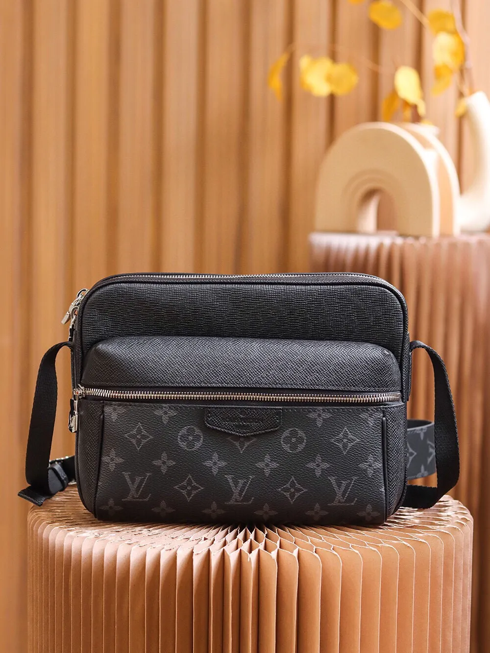 P¥720👉nfc dynamic chip version👈【Top inspection-free pure steel hardware】𝙊𝙐𝙏𝘿𝙊𝙊𝙍 Messenger bag m30233 France🇫🇷original leather/pure steel hardware Size: 26*20*10.5cm A classic yet elegant messenger bag, with exquisite details on the silver zipper and metal parts on the front, and adjustable shoulder straps for an easy carrying experience! Lightweight, durable and practical! Whether it is casual, business, or sports style, it can be matched perfectly! It is recommended to plant grass, the more you look at it, the more attractive it will be.
