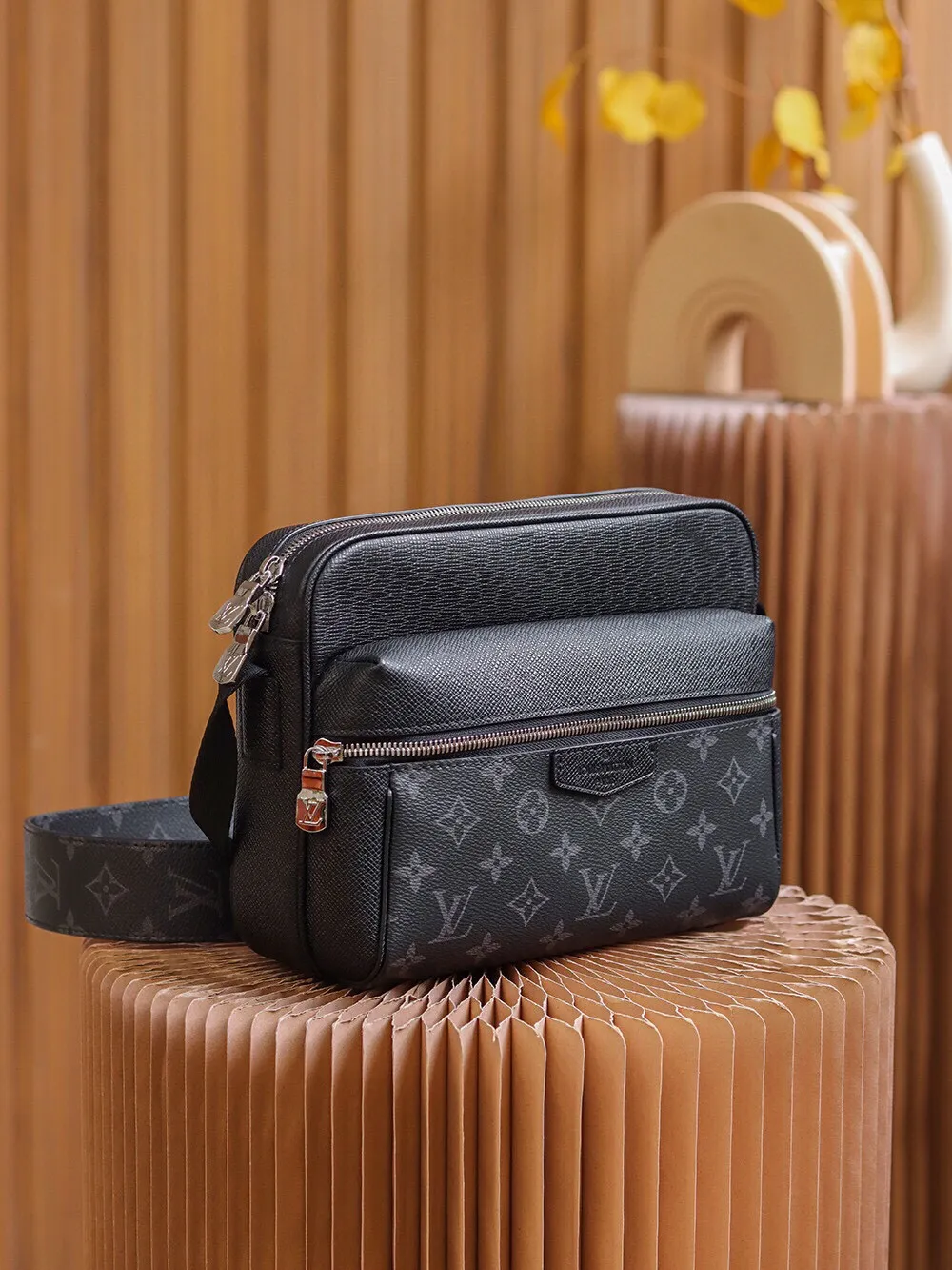 P¥720👉nfc dynamic chip version👈【Top inspection-free pure steel hardware】𝙊𝙐𝙏𝘿𝙊𝙊𝙍 Messenger bag m30233 France🇫🇷original leather/pure steel hardware Size: 26*20*10.5cm A classic yet elegant messenger bag, with exquisite details on the silver zipper and metal parts on the front, and adjustable shoulder straps for an easy carrying experience! Lightweight, durable and practical! Whether it is casual, business, or sports style, it can be matched perfectly! It is recommended to plant grass, the more you look at it, the more attractive it will be.