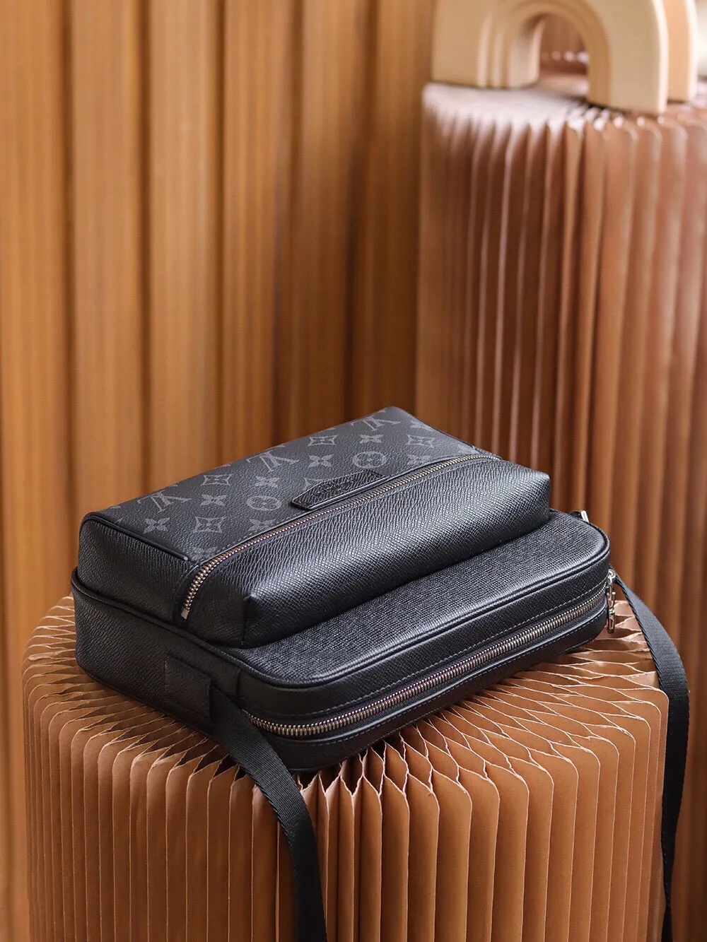 P¥720👉nfc dynamic chip version👈【Top inspection-free pure steel hardware】𝙊𝙐𝙏𝘿𝙊𝙊𝙍 Messenger bag m30233 France🇫🇷original leather/pure steel hardware Size: 26*20*10.5cm A classic yet elegant messenger bag, with exquisite details on the silver zipper and metal parts on the front, and adjustable shoulder straps for an easy carrying experience! Lightweight, durable and practical! Whether it is casual, business, or sports style, it can be matched perfectly! It is recommended to plant grass, the more you look at it, the more attractive it will be.
