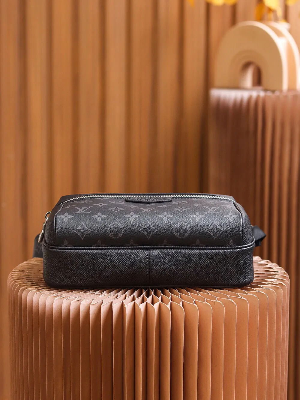 P¥720👉nfc dynamic chip version👈【Top inspection-free pure steel hardware】𝙊𝙐𝙏𝘿𝙊𝙊𝙍 Messenger bag m30233 France🇫🇷original leather/pure steel hardware Size: 26*20*10.5cm A classic yet elegant messenger bag, with exquisite details on the silver zipper and metal parts on the front, and adjustable shoulder straps for an easy carrying experience! Lightweight, durable and practical! Whether it is casual, business, or sports style, it can be matched perfectly! It is recommended to plant grass, the more you look at it, the more attractive it will be.