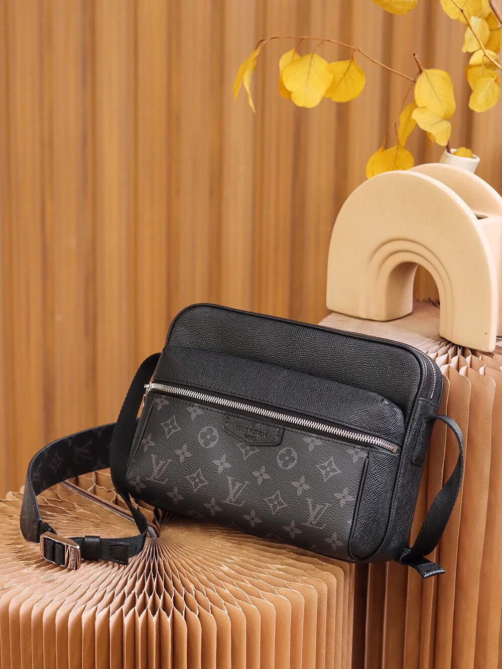 P¥720👉nfc dynamic chip version👈【Top inspection-free pure steel hardware】𝙊𝙐𝙏𝘿𝙊𝙊𝙍 Messenger bag m30233 France🇫🇷original leather/pure steel hardware Size: 26*20*10.5cm A classic yet elegant messenger bag, with exquisite details on the silver zipper and metal parts on the front, and adjustable shoulder straps for an easy carrying experience! Lightweight, durable and practical! Whether it is casual, business, or sports style, it can be matched perfectly! It is recommended to plant grass, the more you look at it, the more attractive it will be.