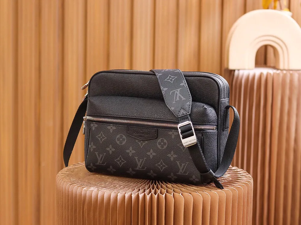 P¥720👉nfc dynamic chip version👈【Top inspection-free pure steel hardware】𝙊𝙐𝙏𝘿𝙊𝙊𝙍 Messenger bag m30233 France🇫🇷original leather/pure steel hardware Size: 26*20*10.5cm A classic yet elegant messenger bag, with exquisite details on the silver zipper and metal parts on the front, and adjustable shoulder straps for an easy carrying experience! Lightweight, durable and practical! Whether it is casual, business, or sports style, it can be matched perfectly! It is recommended to plant grass, the more you look at it, the more attractive it will be.