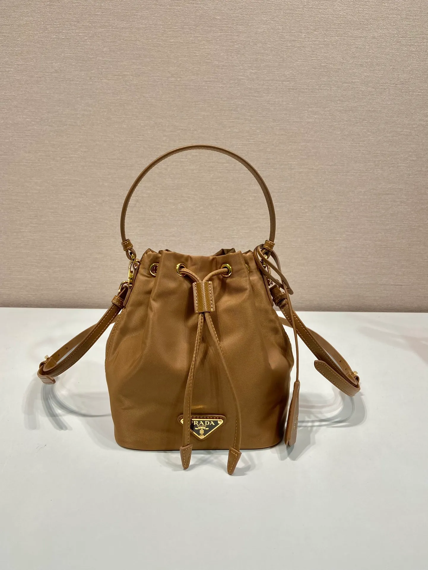 💰760🎉New bucket bag🎉1BE067 upgraded version🎉🎉 This bucket bag is made of imported nylon fabric and top-grade gold hardware, which carries the brand’s original and unique expression of extraordinary beauty. Comes with a detachable and adjustable long leather shoulder strap and leather keychain. Large capacity, light and practical🎉🎉Another popular style that will never go out of style🎉 Length 15.5x Height 19.5x Bottom 10cm