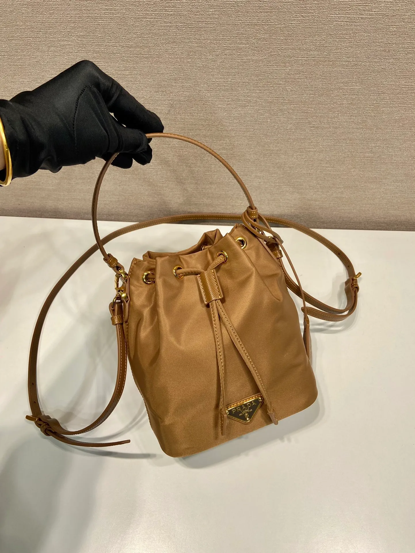 💰760🎉New bucket bag🎉1BE067 upgraded version🎉🎉 This bucket bag is made of imported nylon fabric and top-grade gold hardware, which carries the brand’s original and unique expression of extraordinary beauty. Comes with a detachable and adjustable long leather shoulder strap and leather keychain. Large capacity, light and practical🎉🎉Another popular style that will never go out of style🎉 Length 15.5x Height 19.5x Bottom 10cm