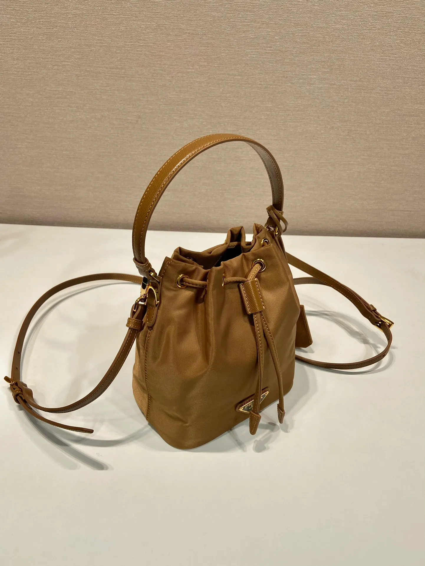 💰760🎉New bucket bag🎉1BE067 upgraded version🎉🎉 This bucket bag is made of imported nylon fabric and top-grade gold hardware, which carries the brand’s original and unique expression of extraordinary beauty. Comes with a detachable and adjustable long leather shoulder strap and leather keychain. Large capacity, light and practical🎉🎉Another popular style that will never go out of style🎉 Length 15.5x Height 19.5x Bottom 10cm
