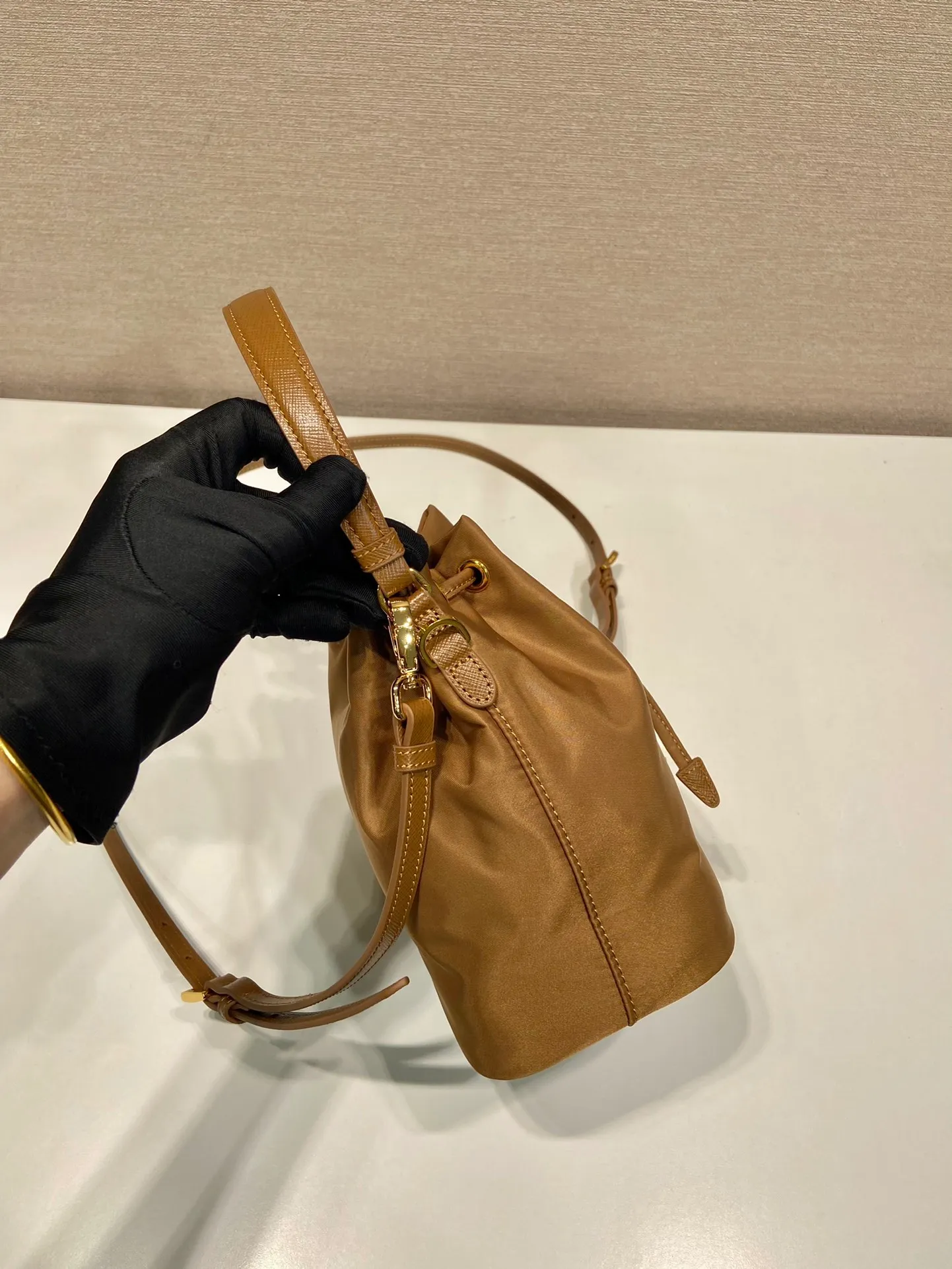 💰760🎉New bucket bag🎉1BE067 upgraded version🎉🎉 This bucket bag is made of imported nylon fabric and top-grade gold hardware, which carries the brand’s original and unique expression of extraordinary beauty. Comes with a detachable and adjustable long leather shoulder strap and leather keychain. Large capacity, light and practical🎉🎉Another popular style that will never go out of style🎉 Length 15.5x Height 19.5x Bottom 10cm