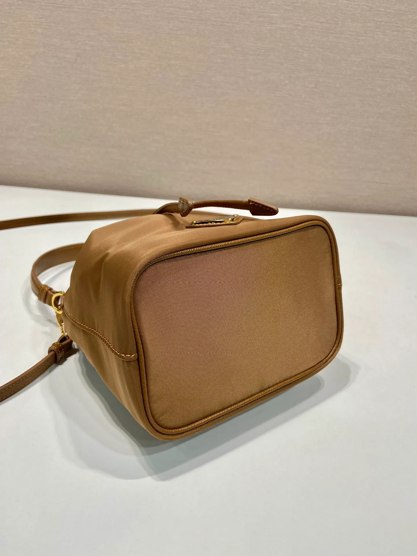 💰760🎉New bucket bag🎉1BE067 upgraded version🎉🎉 This bucket bag is made of imported nylon fabric and top-grade gold hardware, which carries the brand’s original and unique expression of extraordinary beauty. Comes with a detachable and adjustable long leather shoulder strap and leather keychain. Large capacity, light and practical🎉🎉Another popular style that will never go out of style🎉 Length 15.5x Height 19.5x Bottom 10cm