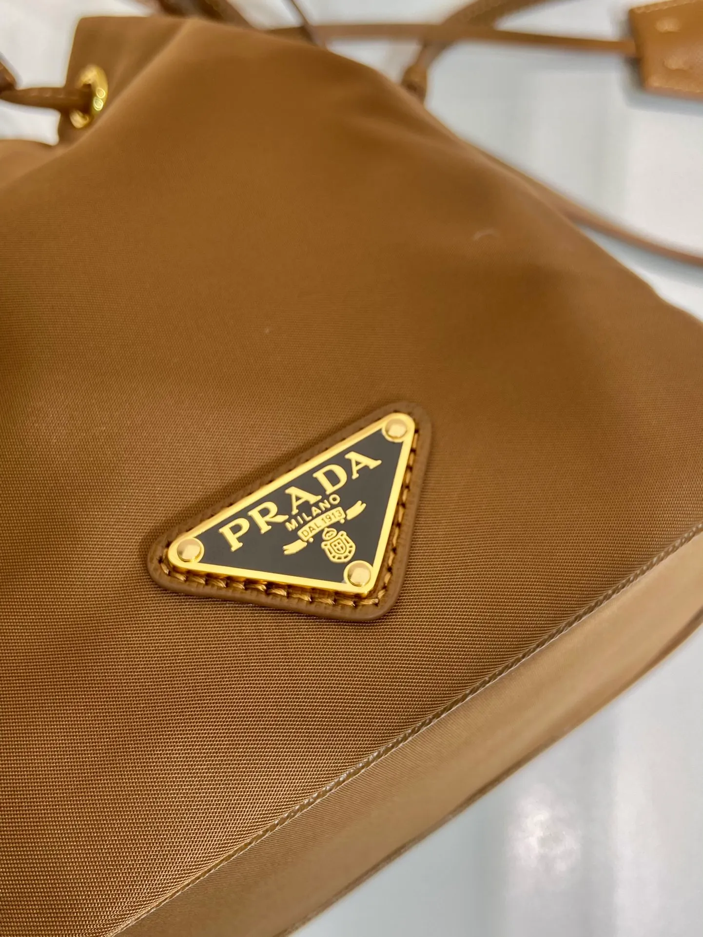 💰760🎉New bucket bag🎉1BE067 upgraded version🎉🎉 This bucket bag is made of imported nylon fabric and top-grade gold hardware, which carries the brand’s original and unique expression of extraordinary beauty. Comes with a detachable and adjustable long leather shoulder strap and leather keychain. Large capacity, light and practical🎉🎉Another popular style that will never go out of style🎉 Length 15.5x Height 19.5x Bottom 10cm